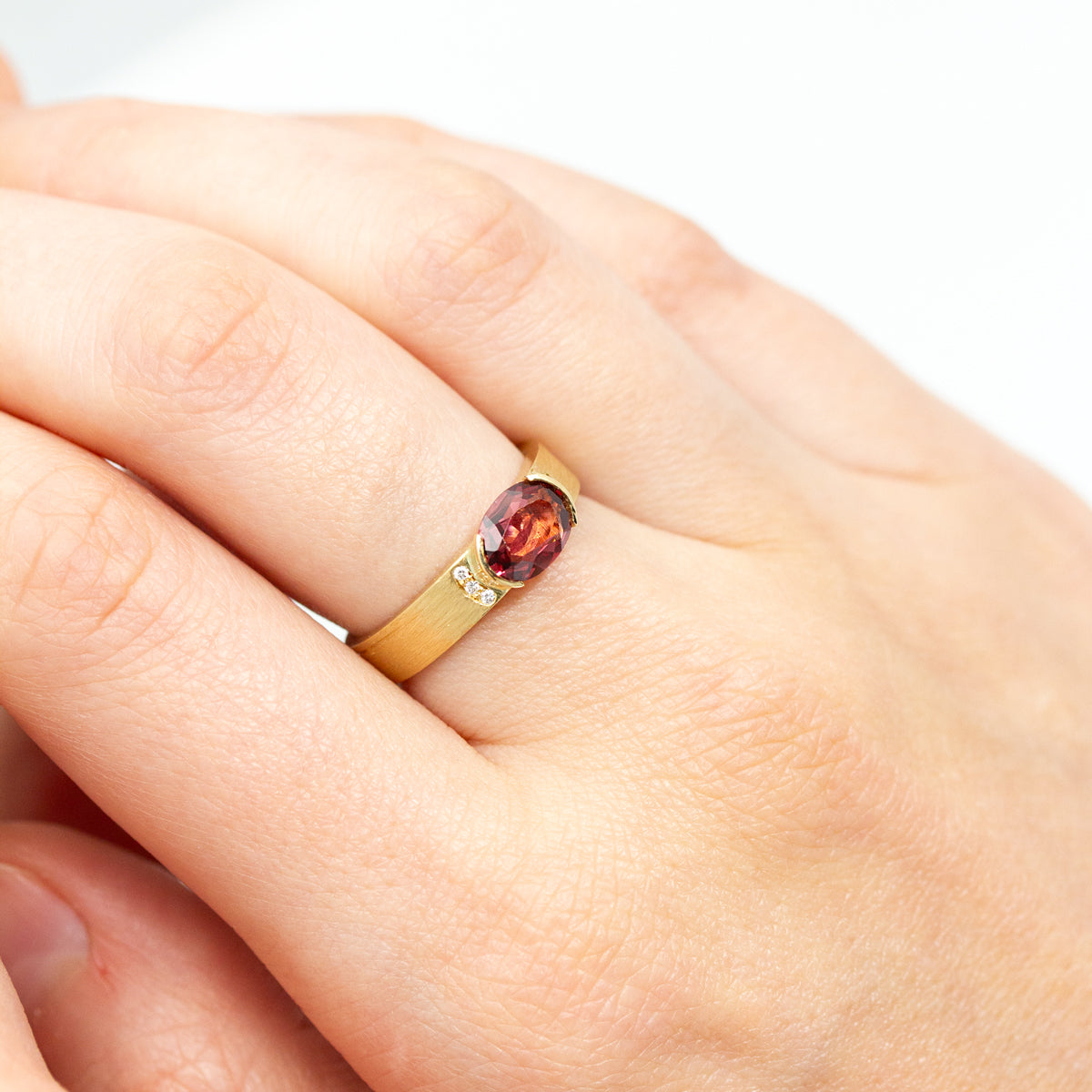 Pièce unique - Bague épaulée - grenat rouge et diamants