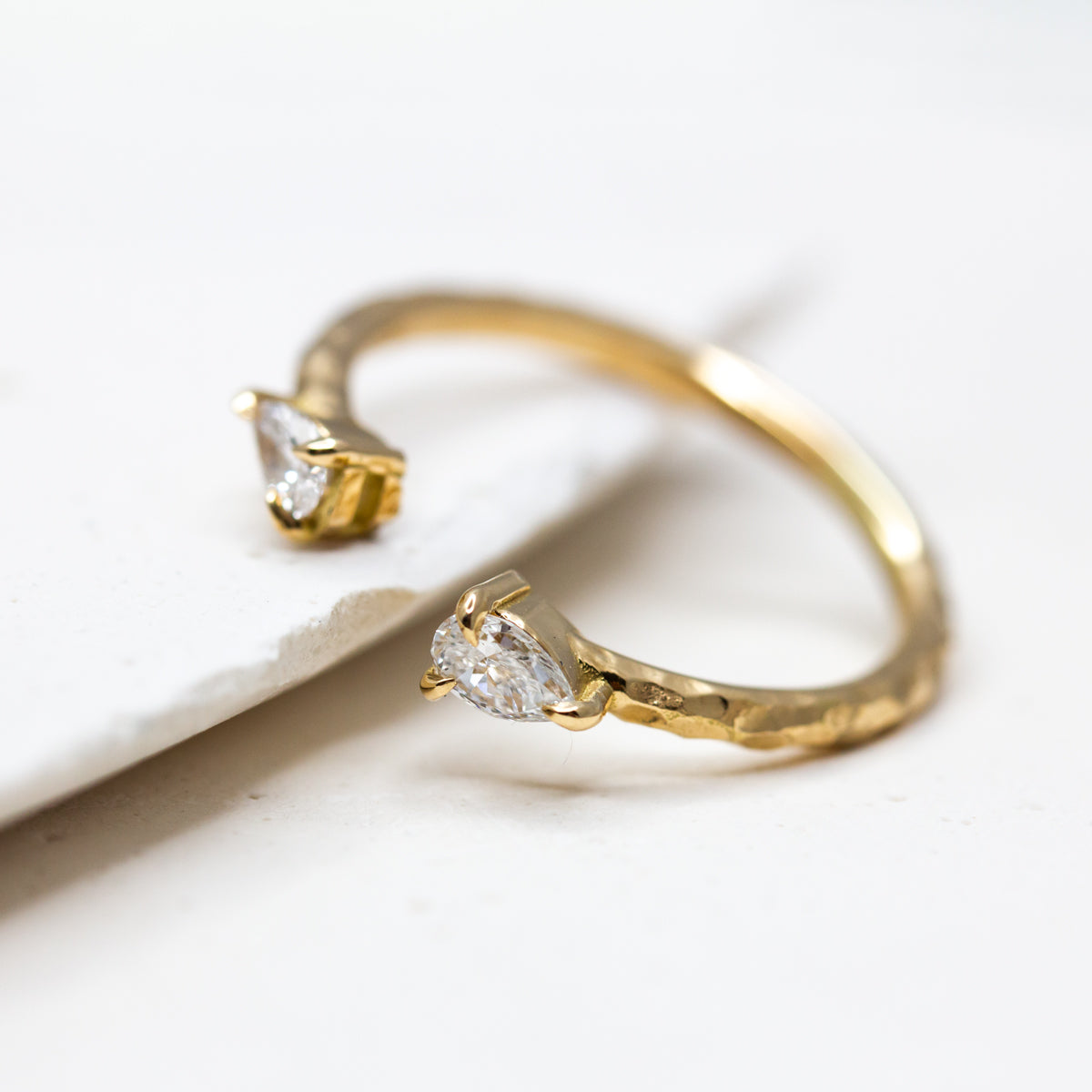 Bague Toi & Moi moderne en or jaune 18 carats Fairmined, ponctuée de deux diamants poire qui se font face.