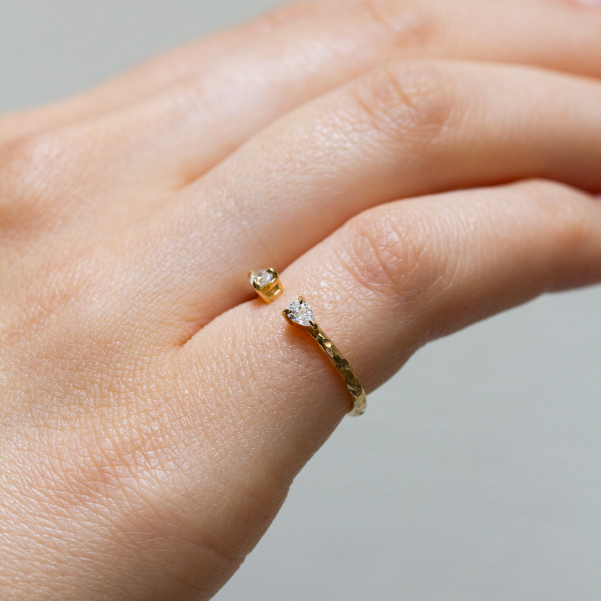 Bague Toi & Moi en or jaune éthique 18 carats Fairmined, sublimée par deux diamants taille poire.