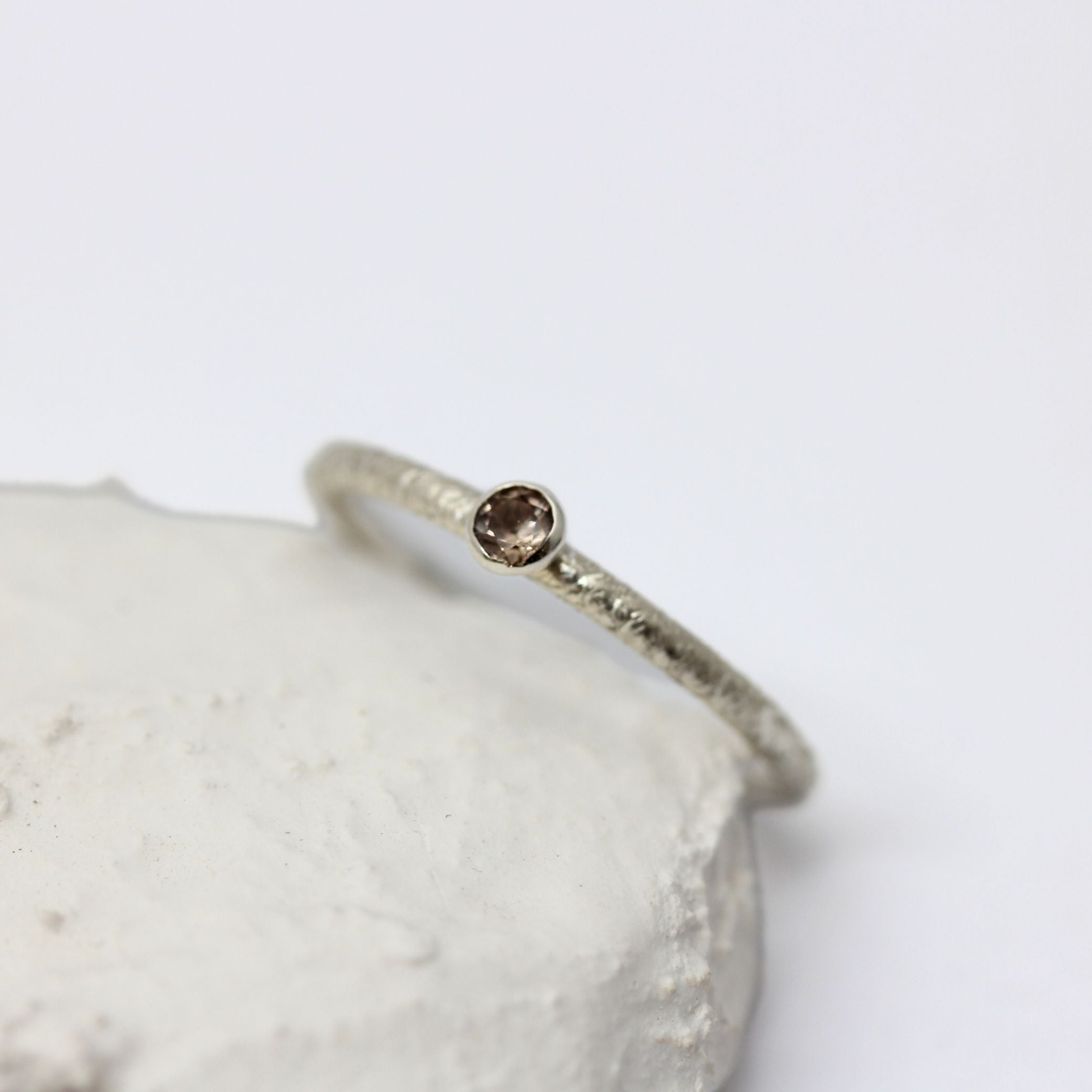 Bague en argent éthique avec un saphir jaune - Ventes privées | Joaillerie artisanale