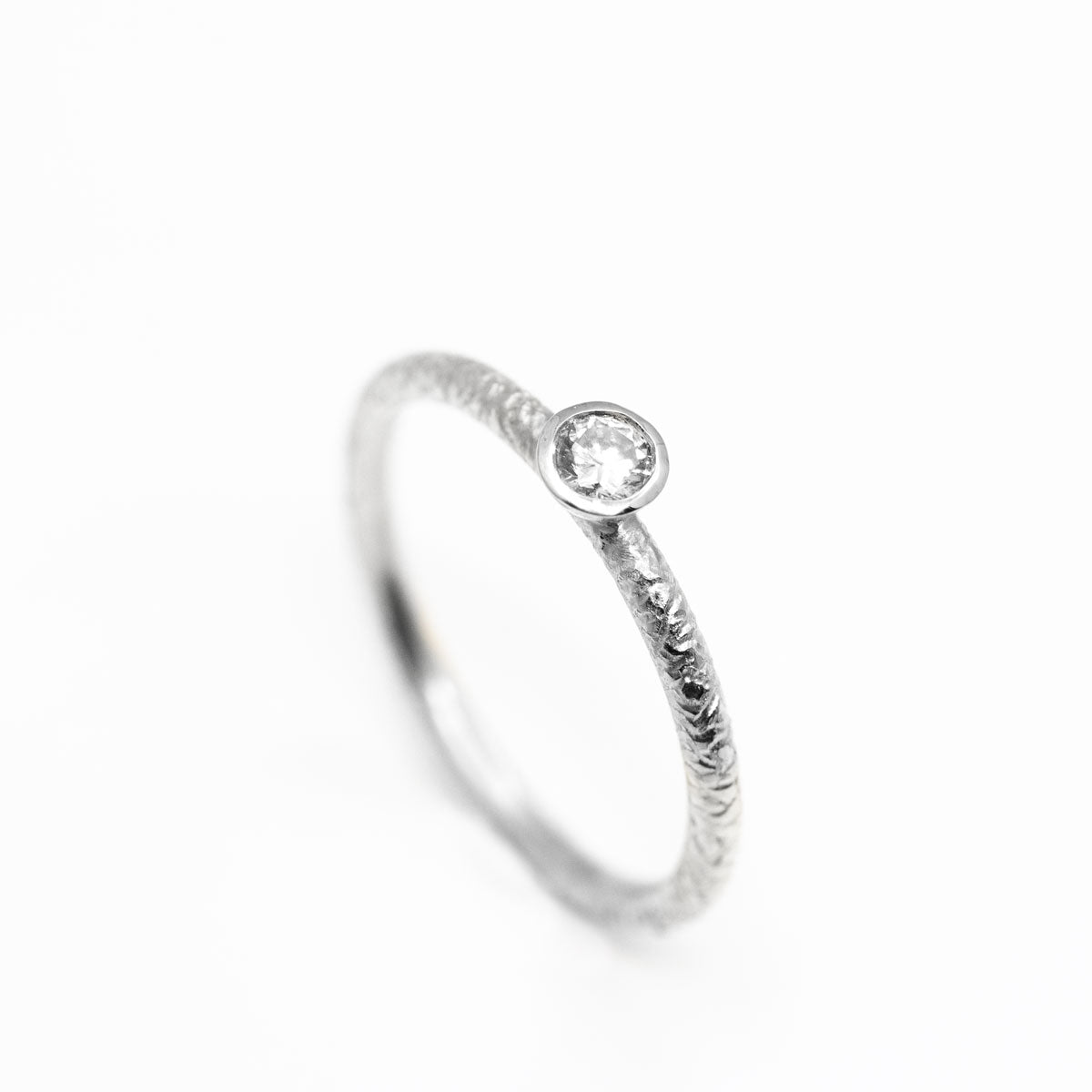 Bague solitaire rond fin femme diamant 2,5 mm serti clos en or jaune 18 carats recyclé réalisée à Paris par nos joailliers dans notre propre atelier ethique et engagé