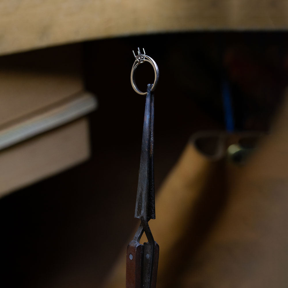 La pince à bijoux permet de manipuler de petits éléments de la joaillerie artisanale.