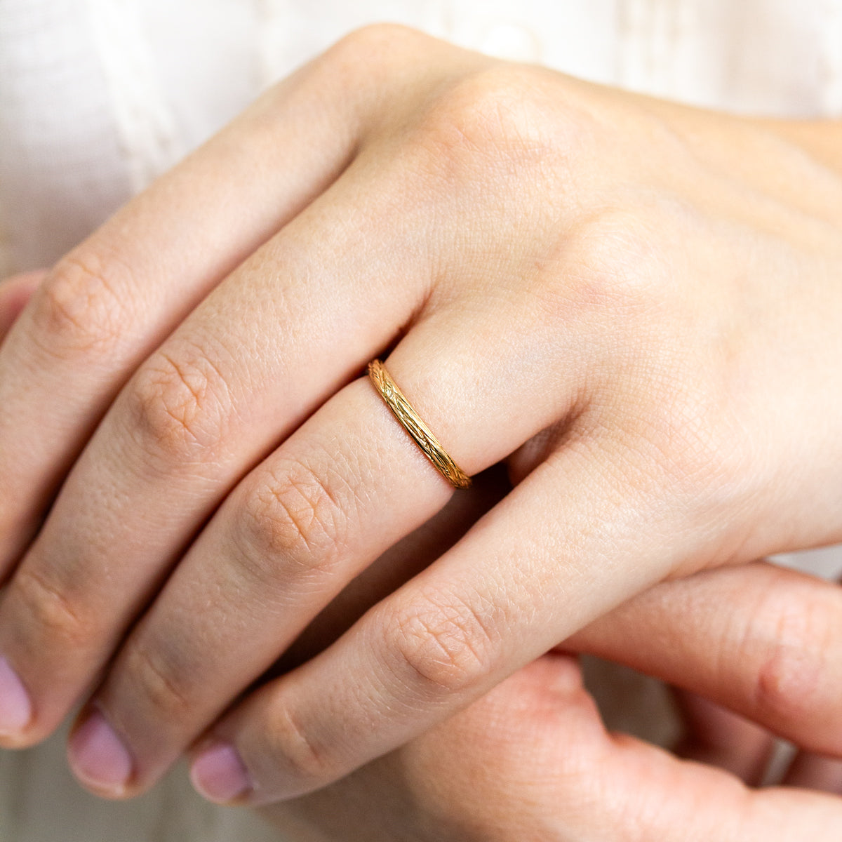 Alliance Amandier fine originale en or jaune Fairmined réalisée au sein d'un atelier de joaillerie artisanal à Paris.