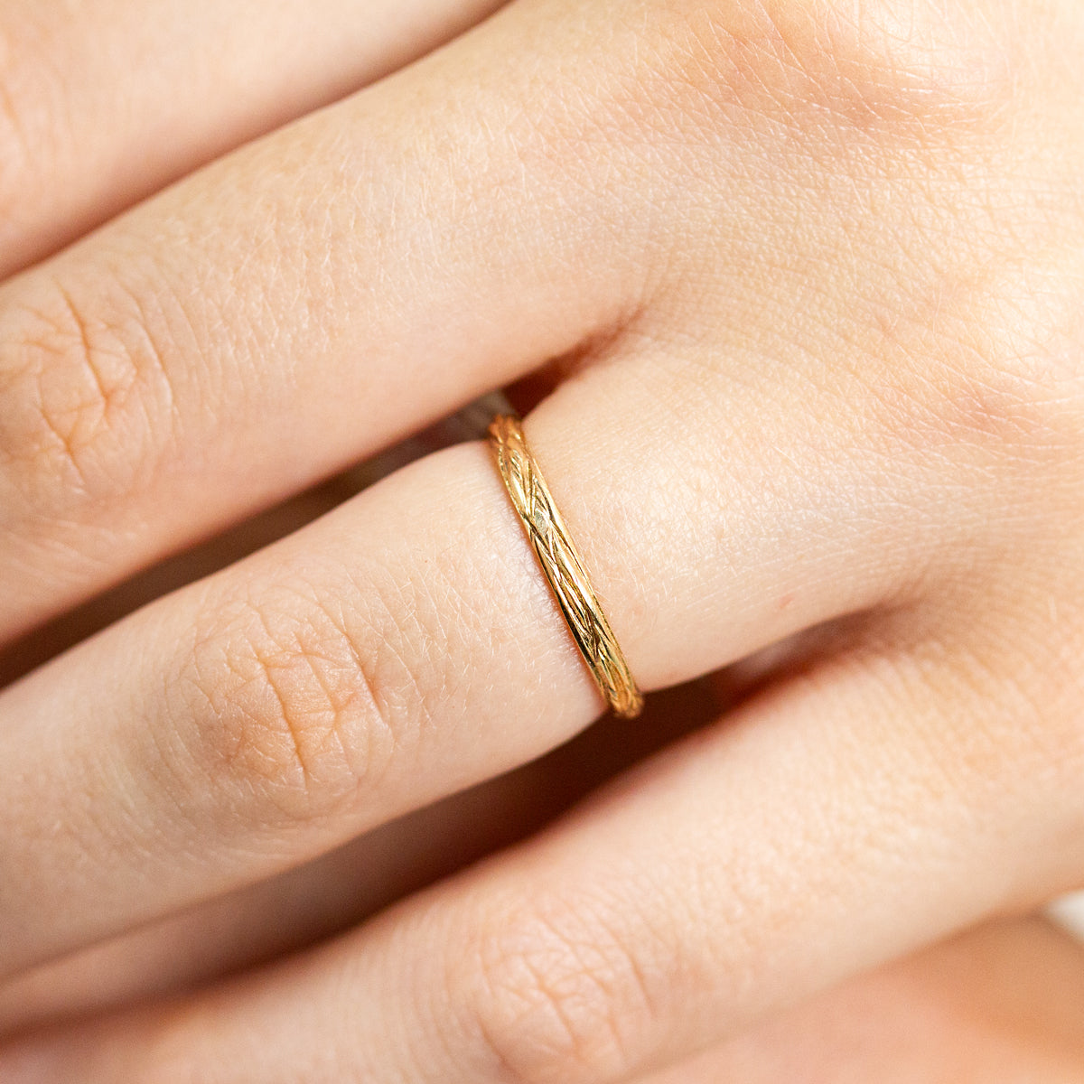 Alliance Amandier femme fine en or blanc Fairmined réalisée au sein d'un atelier de joaillerie artisanal à Paris.