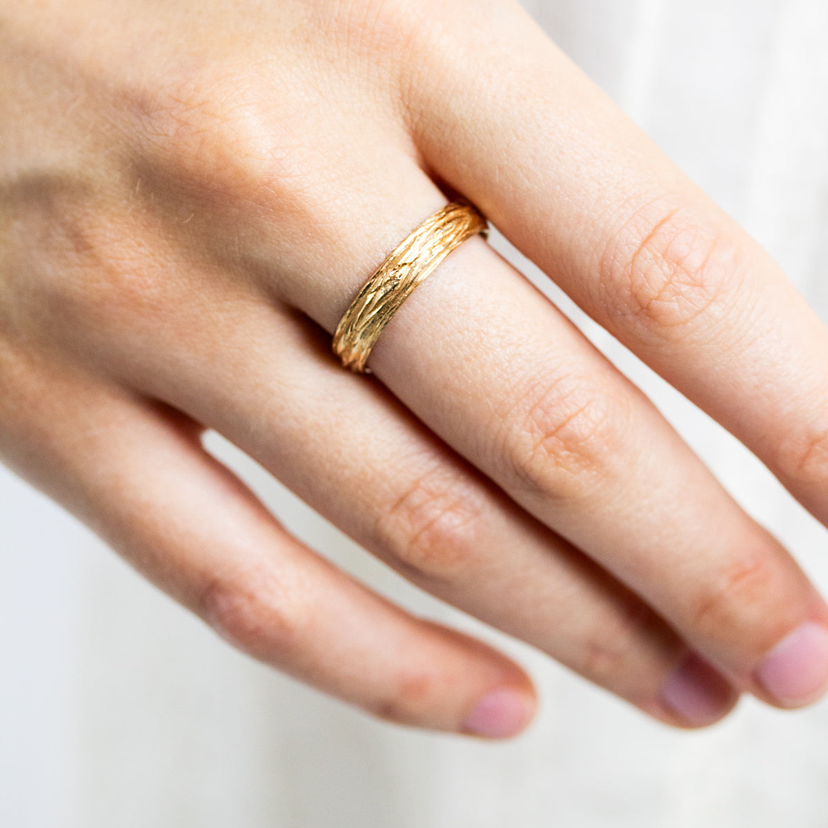 Alliance texturée homme union 5mm en or jaune 18 carats éthique. Made in France, dans notre atelier de joaillerie parisien.