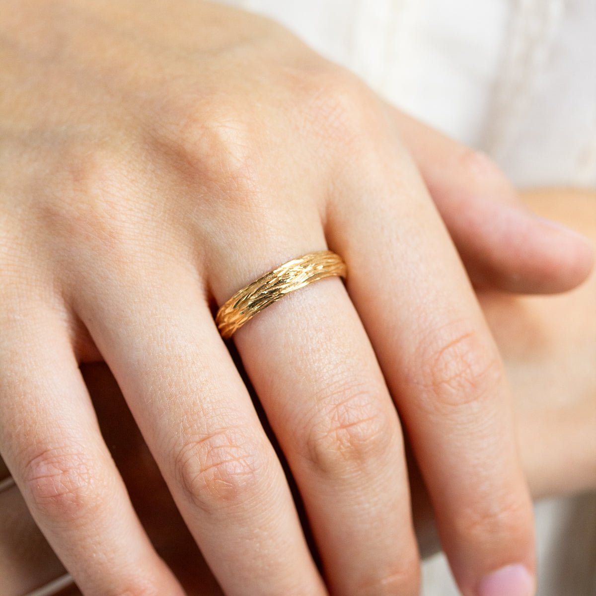 Alliance texturée homme mariage 5mm en or jaune 18 carats éthique. Made in France, dans notre atelier de joaillerie parisien.