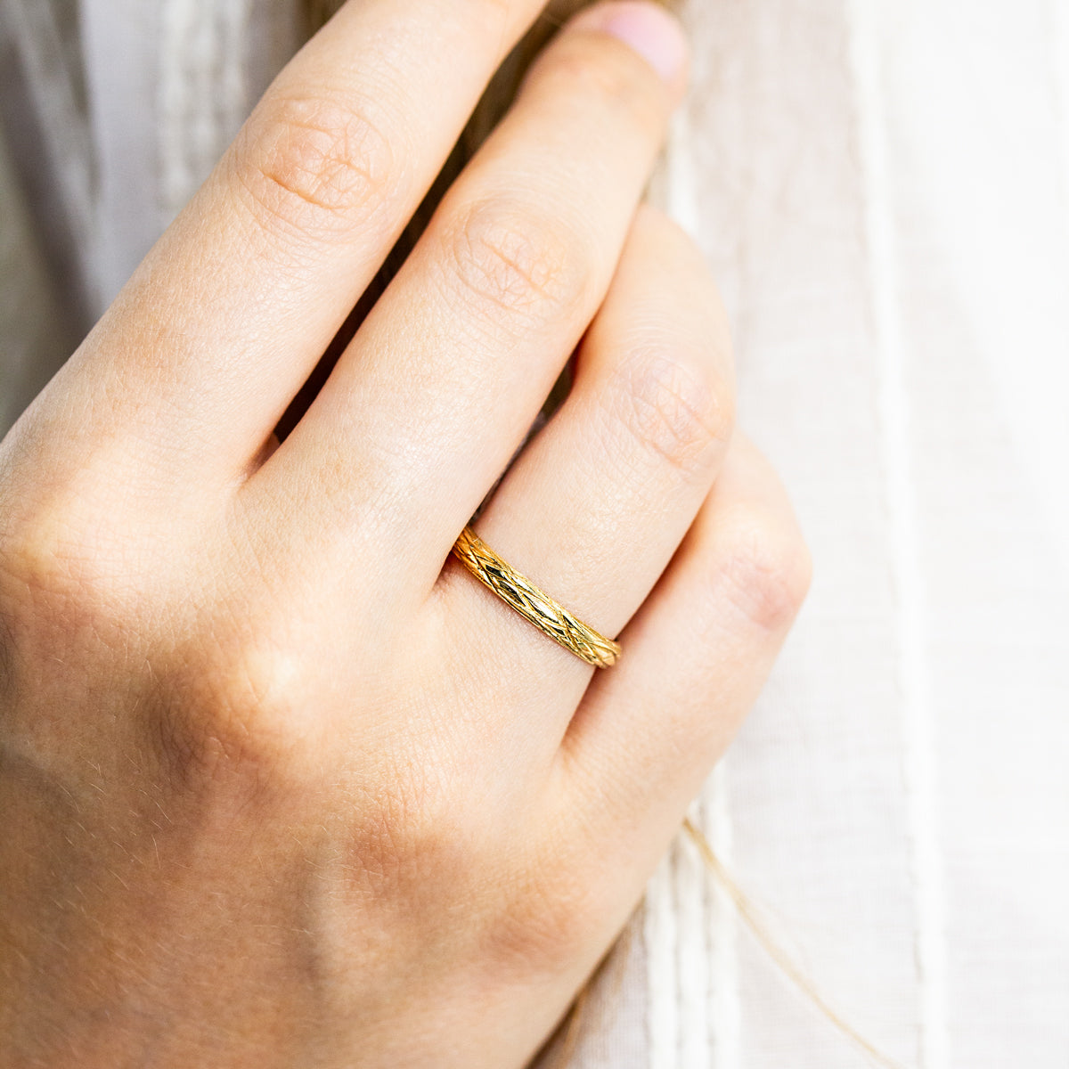 Anneau de mariage Amandier - demi-jonc 3 mm réalisée en or jaune 18 carats Fairmined à Paris