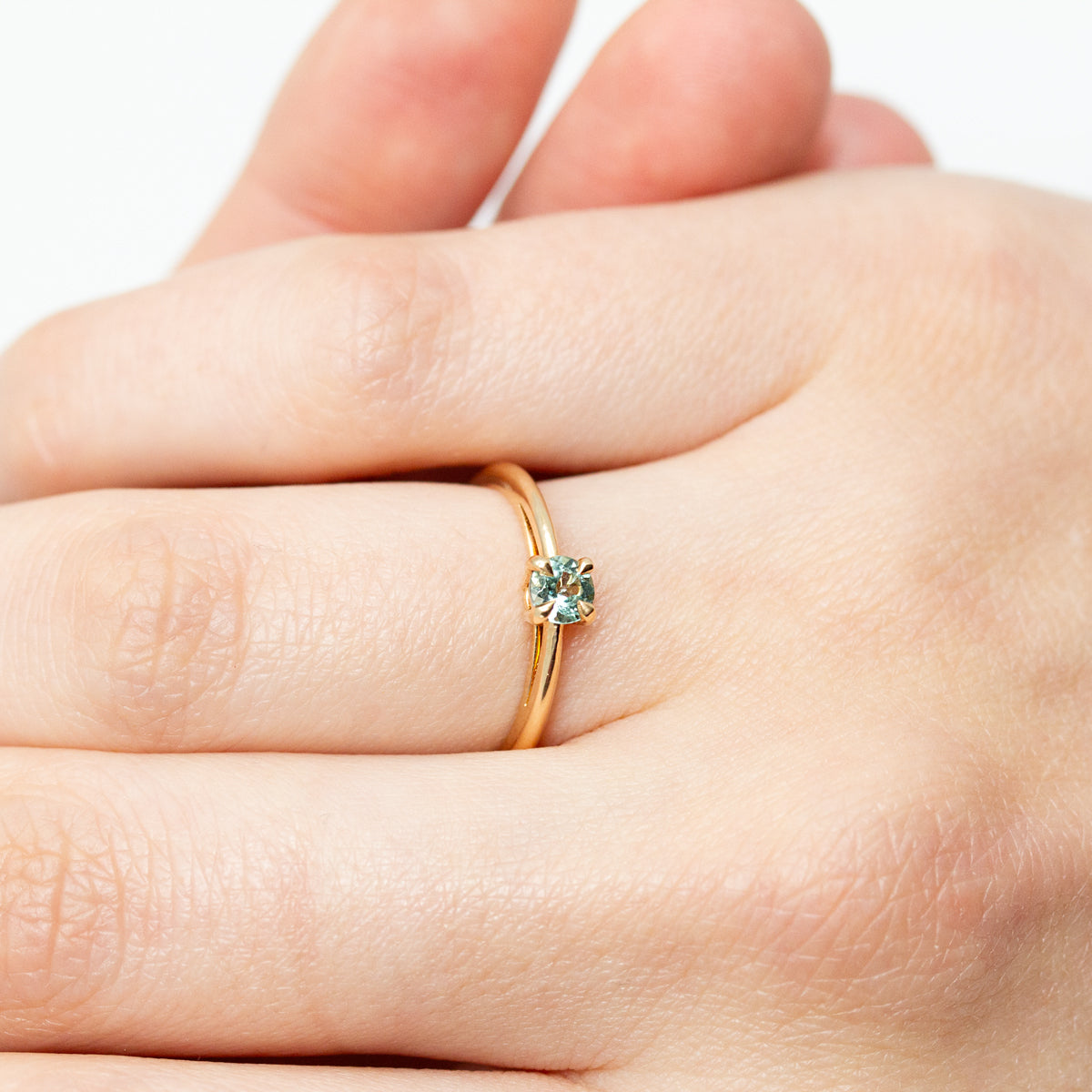 Bague de fiançailles solitaire éthique pour femme en or rose-champagne recyclé 18 carats rehaussée d'un saphir vert certifié Fair Trade 1 d'Australie.