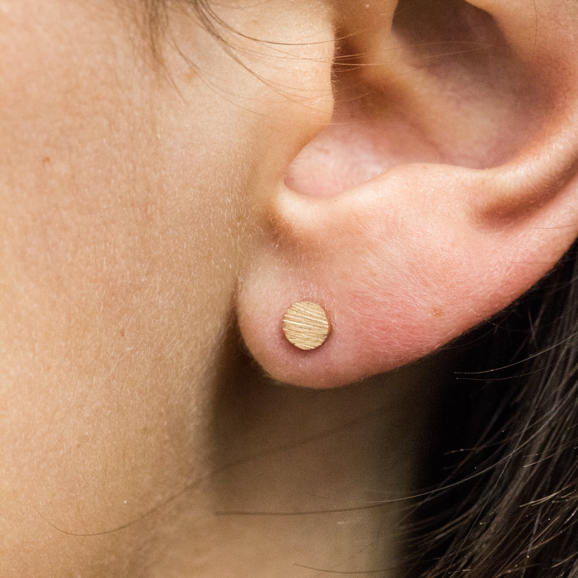 Boucles d'oreille puces en or 18 carats Fairmined, joaillerie éthique fabriquée artisanalement à Paris