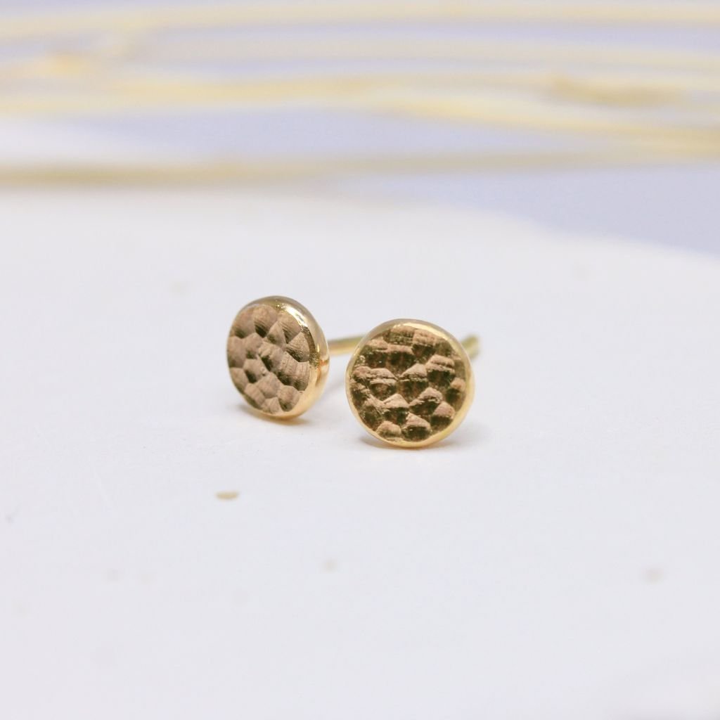 Puces d'oreille Sarita réalisées en or jaune 18 carats Fairmined à Paris