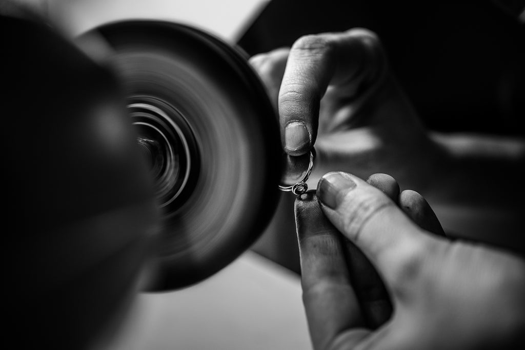 Notre savoir-faire artisanal est garantit par les artisans joailliers de Paulette à Bicyclette qui façonnent à la main nos bijoux éthiques.