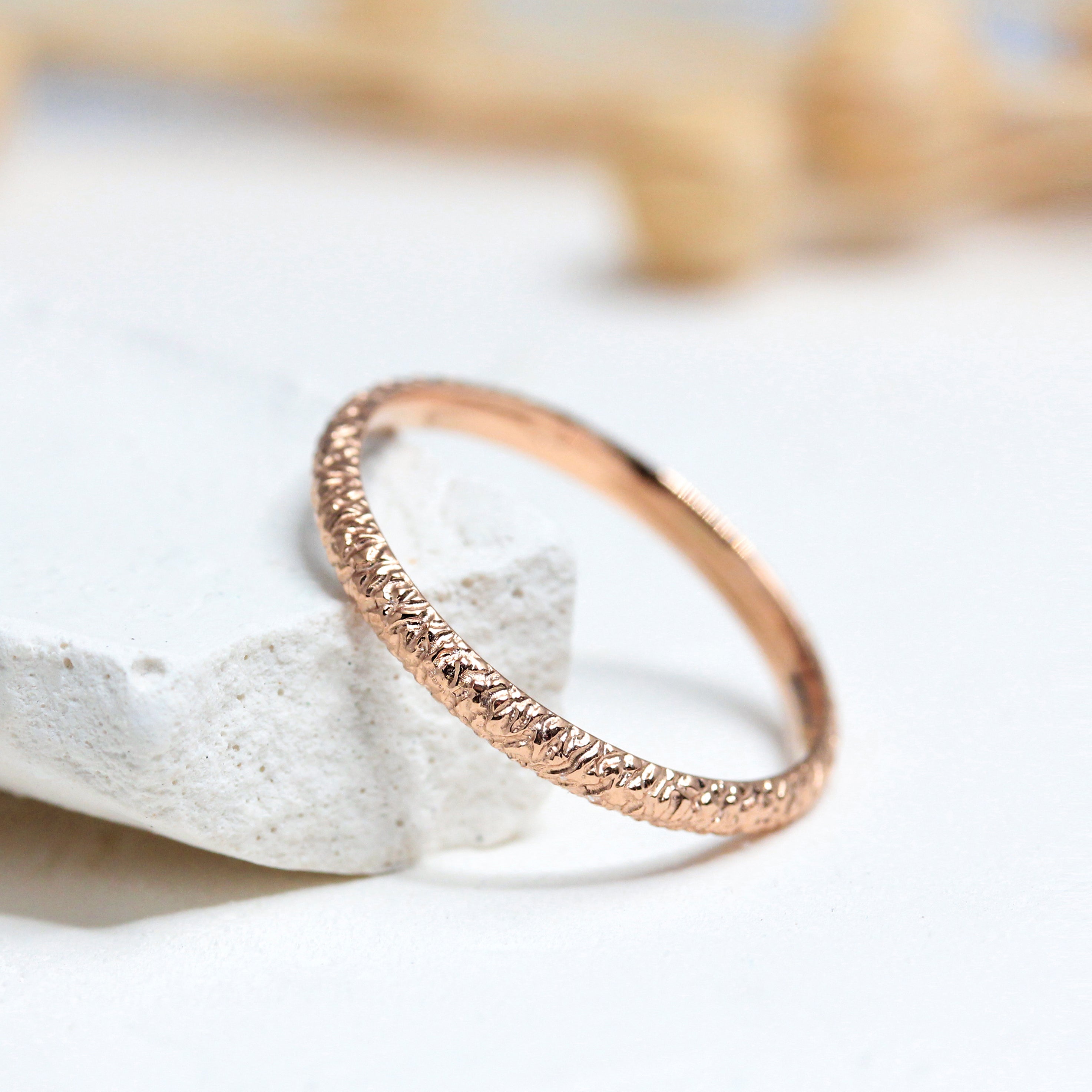 Alliance Rosa - bombée 2 mm motif texture craquelée réalisée en or rouge 18 carats Fairmined à Paris