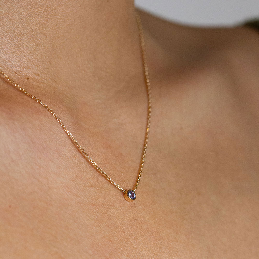 Collier orné d'un saphir bleu monté sur une chaîne en or rose-champagne 18 carats Fairmined.