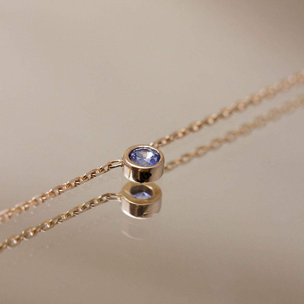 Collier avec saphir bleu en or rose-champagne Fairmined.