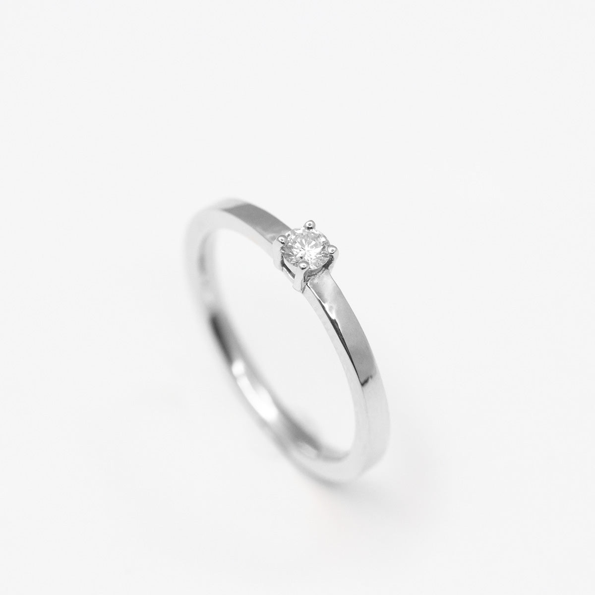 Bague de fiançailles soliatire femme en or blanc sertie d'un diamant ou saphir bleu-vert
Joaillerie éthique made in France à Paris et Lyon.