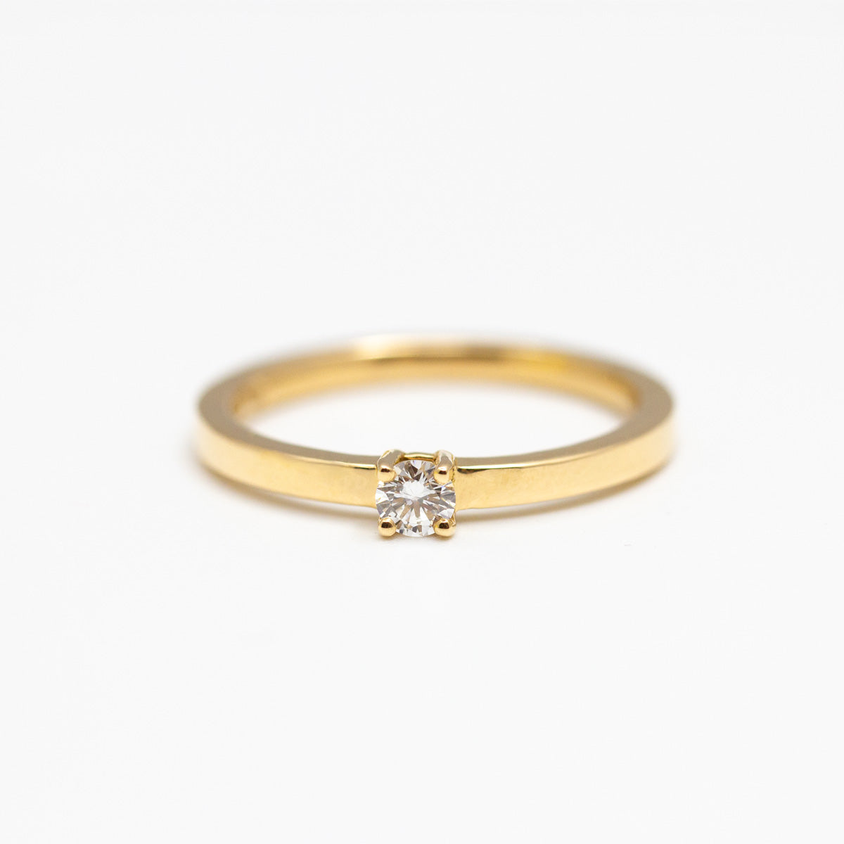 Bague de fiançailles solitaire en or rose-champagne sertie d'un diamant de synthèse 3mm
Joaillerie éthique et fabrication artisanale à Paris et Lyon.