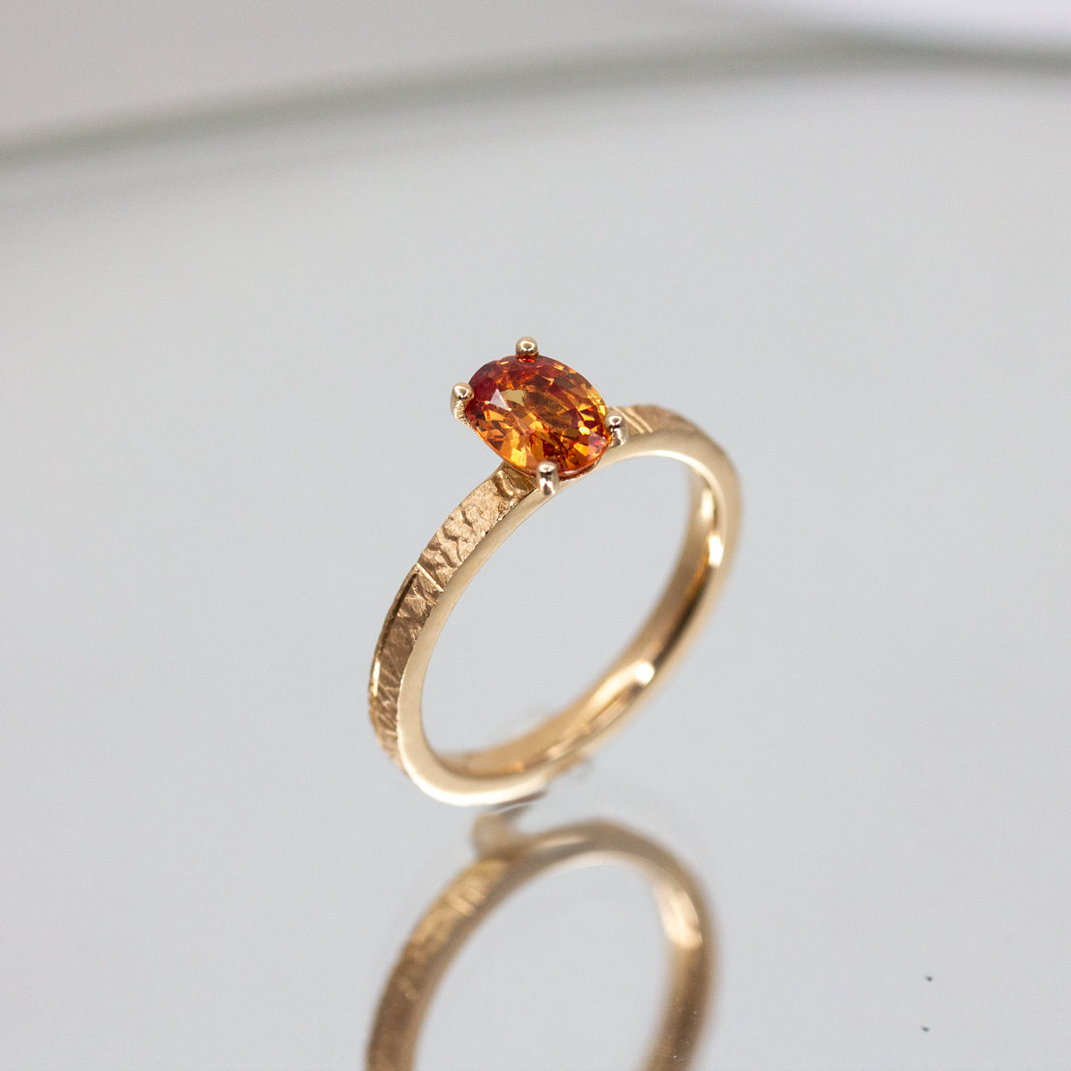 Bague solitaire originale en or rose-champagne recyclé 18 carats.