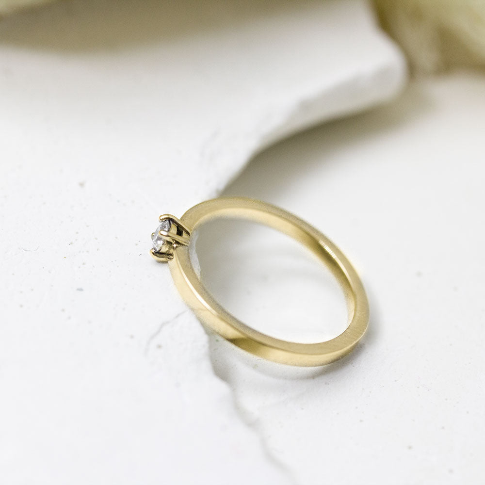 Solitaire avec diamant de synthèse en or jaune éthique.