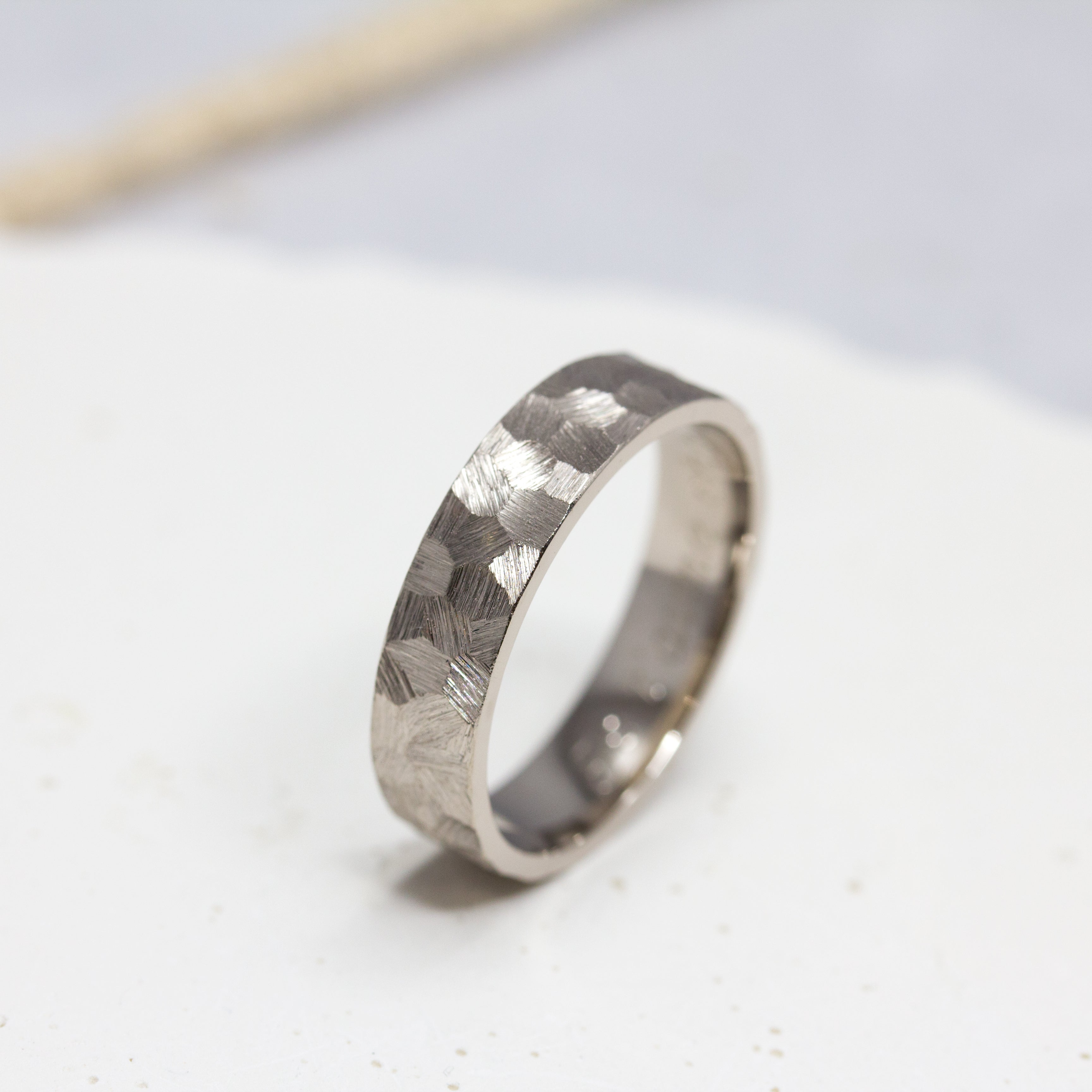 Alliance Stael - ruban 5 mm réalisée en or blanc 18 carats recyclé à Paris