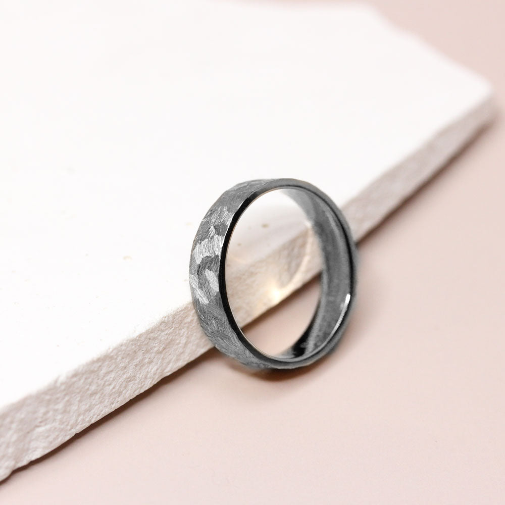 Alliance de mariage Staël ruban 5 mm réalisée à la main en or 18 carats recyclé à Paris dans notre propre atelier de joaillerie
