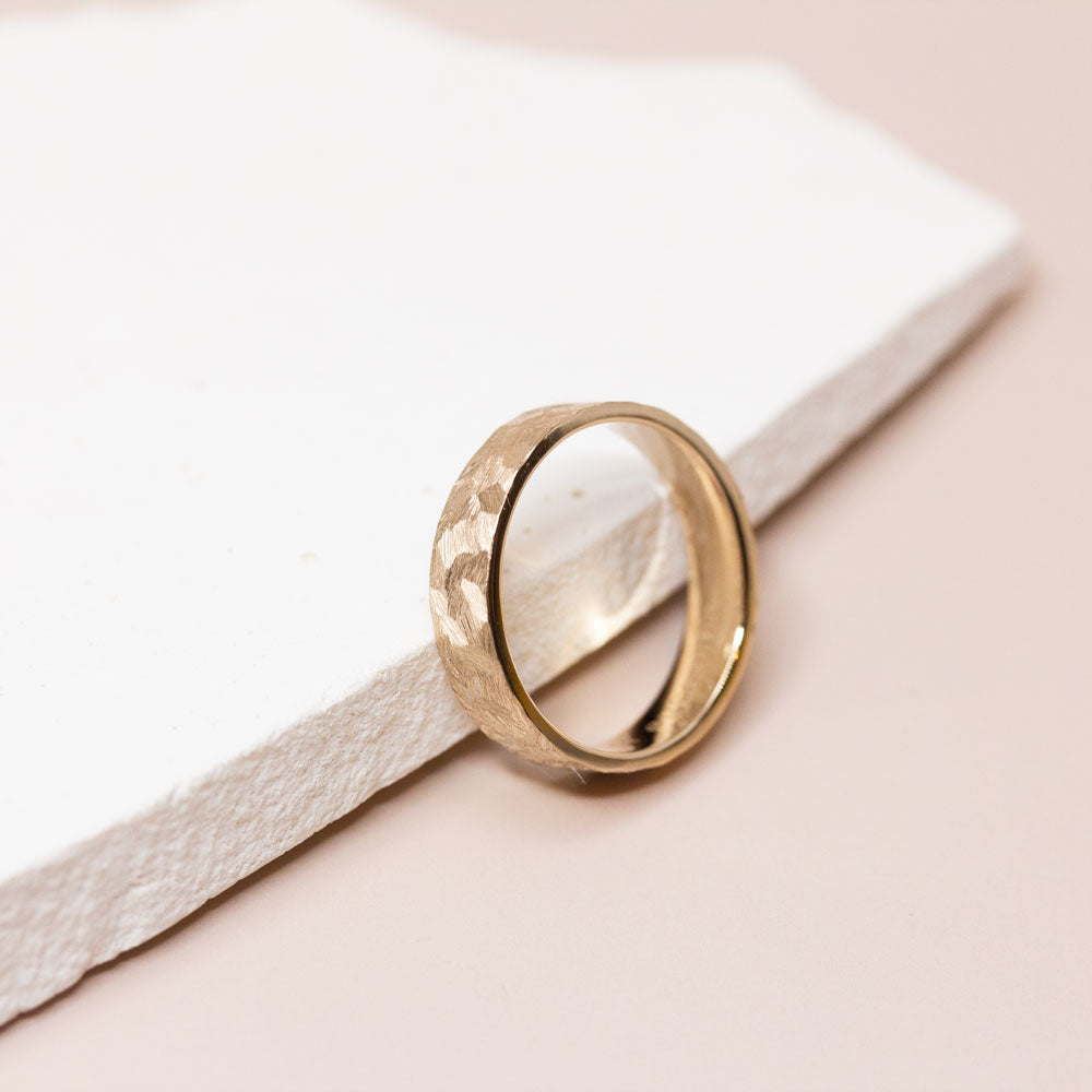 Alliance de mariage Staël ruban 5 mm réalisée à la main en or 18 carats recyclé à Paris dans notre propre atelier de joaillerie