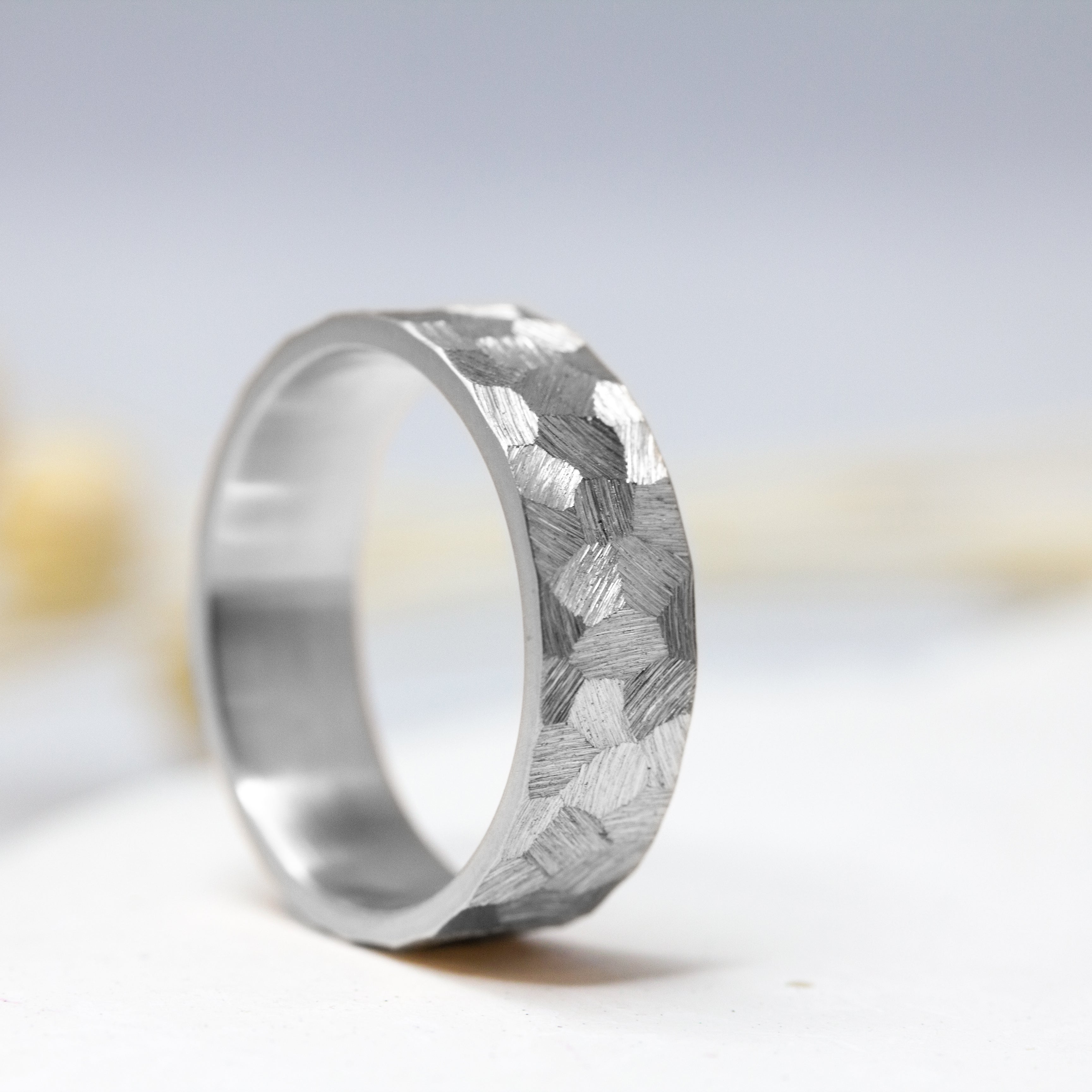 Alliance Staël - ruban 6 mm portée et réalisée en or rouge 18 carats Fairmined à Paris