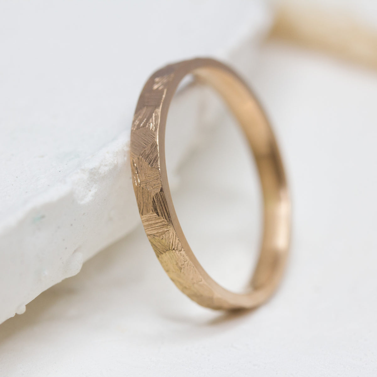 Alliance ruban 3mm en or rouge brossé 18 carats recyclé ou Fairmined, fabriquée à Paris dans notre atelier de joaillerie - Paulette à Bicyclette