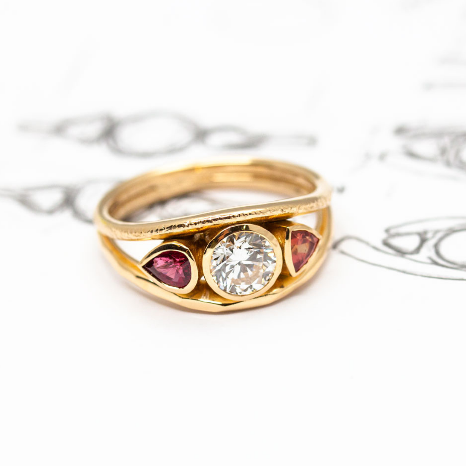 Bague sur-mesure de naissance.
Réalisée dans notre atelier parisien par nos joaillères.
