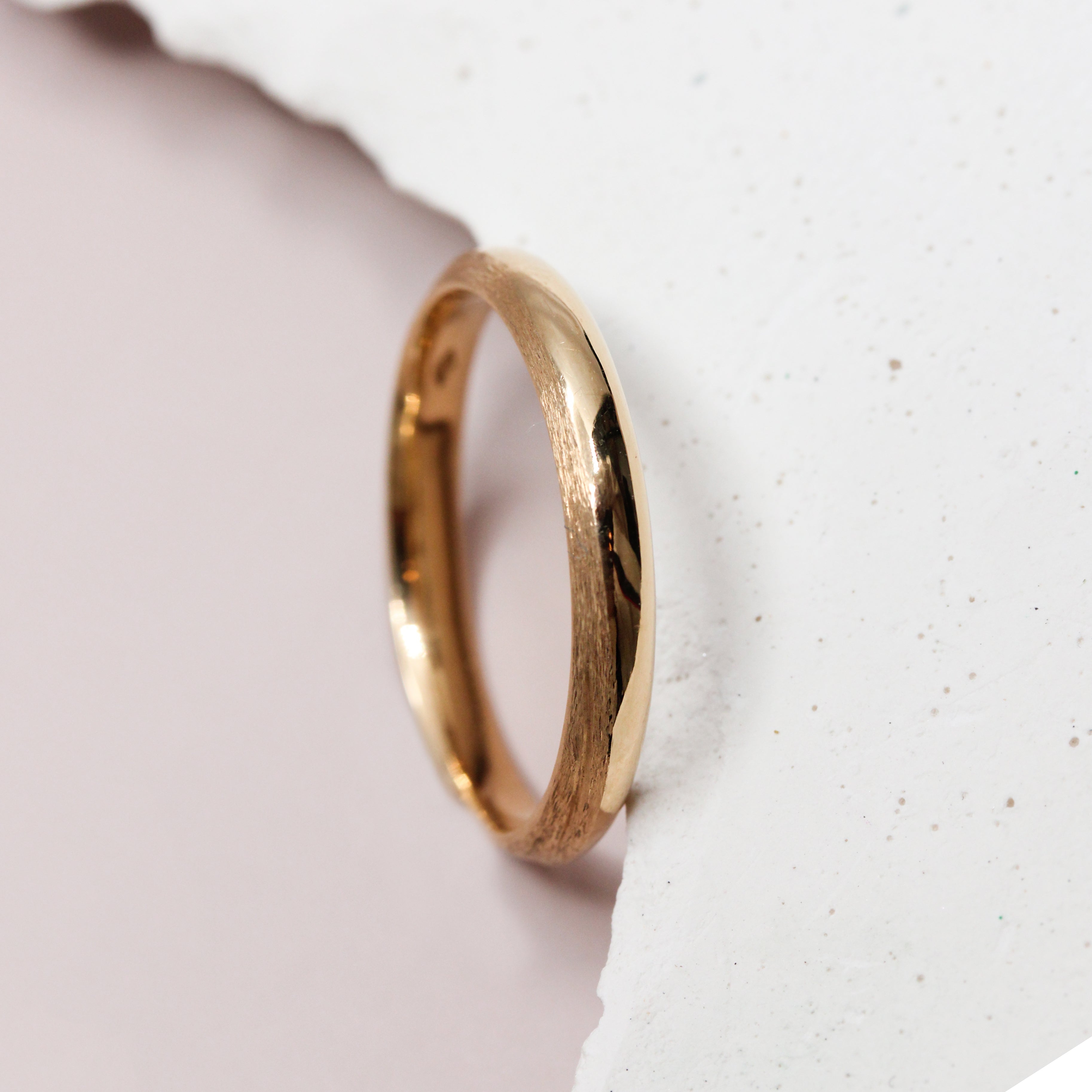 Alliance de mariage originale et éthique. Joaillerie artisanale française.