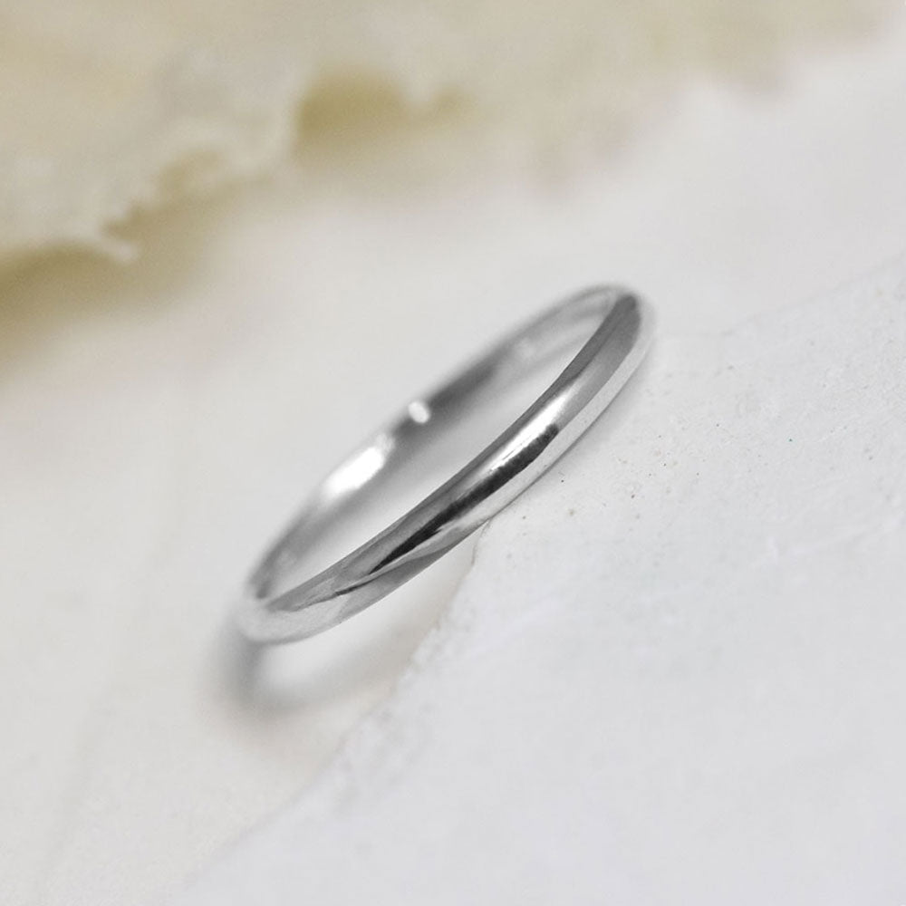 Alliance en or éthique fairmined réalisée dans un atelier de joaillerie artisanale.