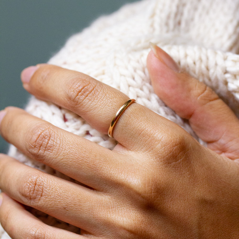 Alliance en or éthique fairmined réalisée dans un atelier de joaillerie artisanale.
