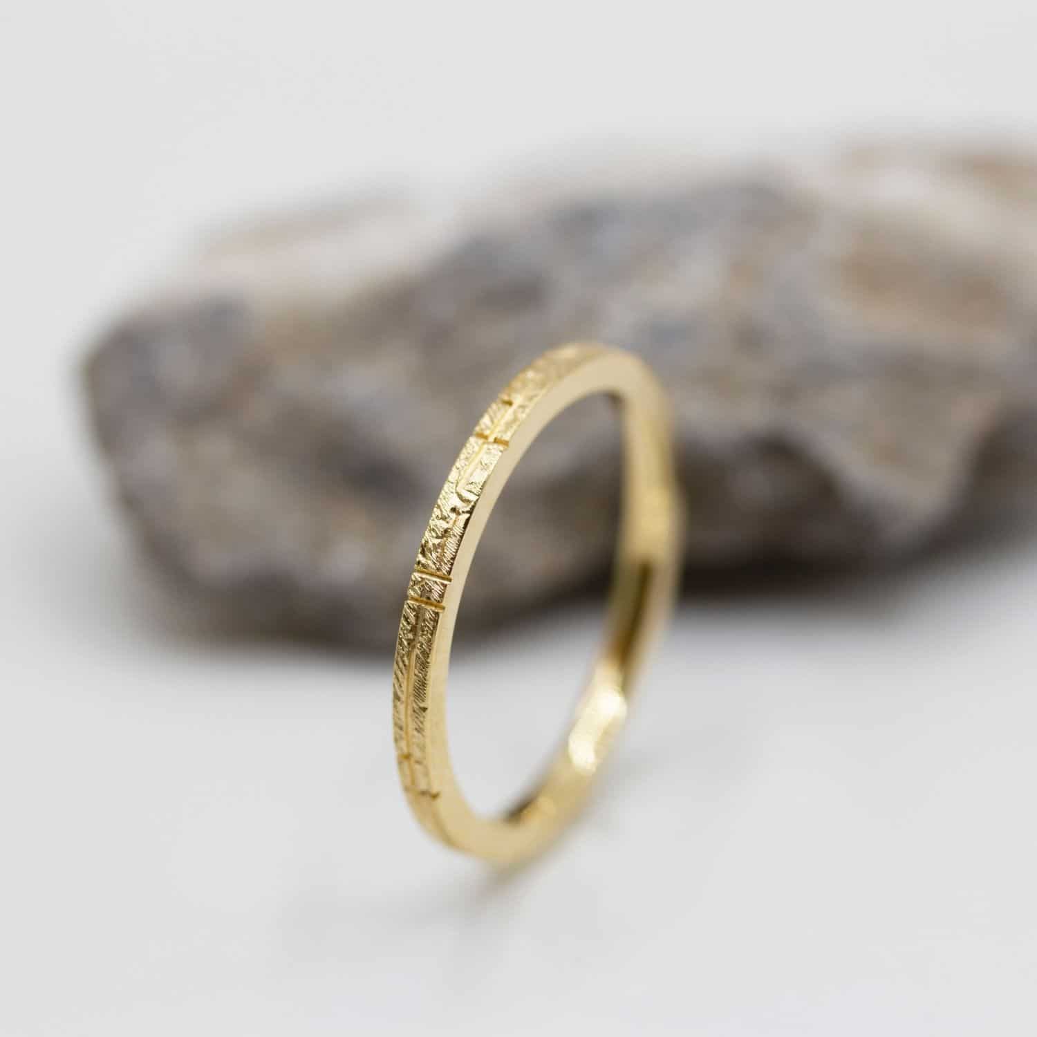 Alliance Hélia - ruban luxe 1,8 mm réalisée en or jaune 18 carats Fairmined à Paris