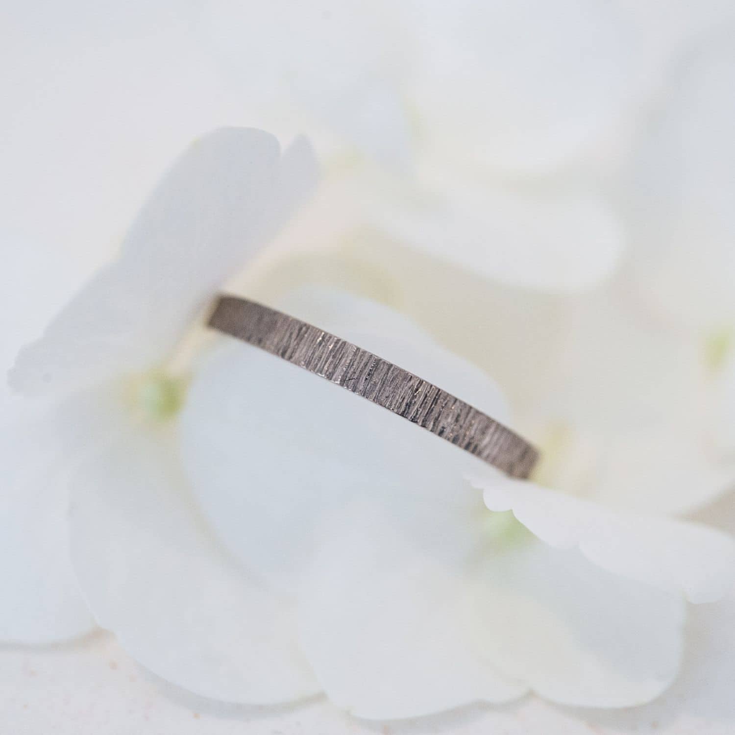 Alliance Isandre - ruban 2 mm réalisée en or gris palladié 18 carats Fairmined à Paris