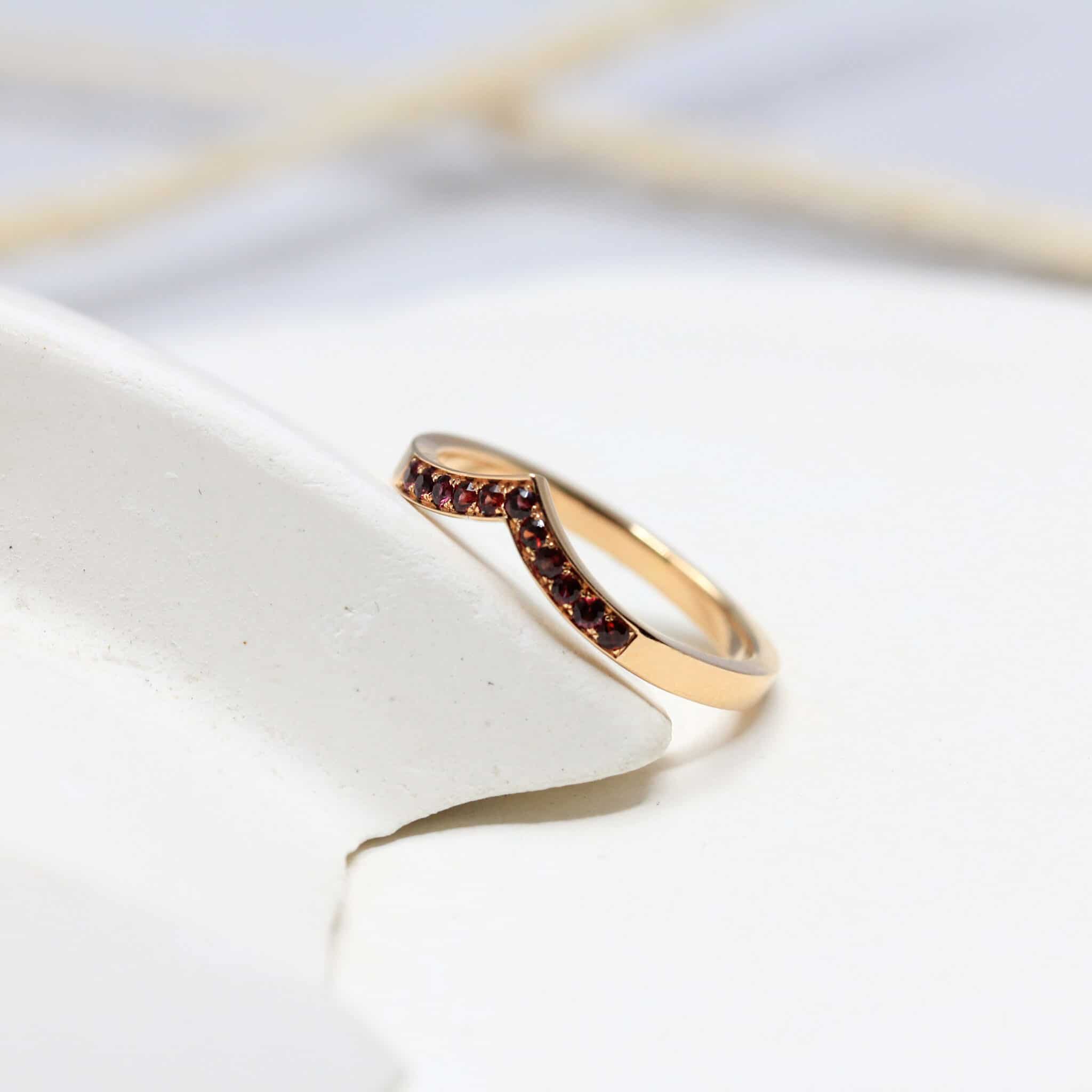 Bague Azur pavée de grenats façonnée en or rouge 18 carats Fairmined à Paris