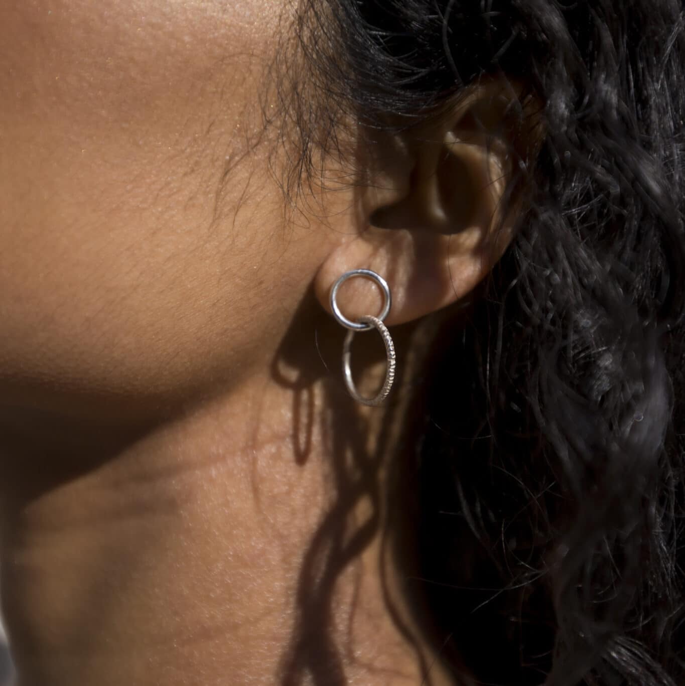 Boucles d'oreille Cercle duo Rosa portées et façonnées en or blanc 18 carats Fairmined à Paris