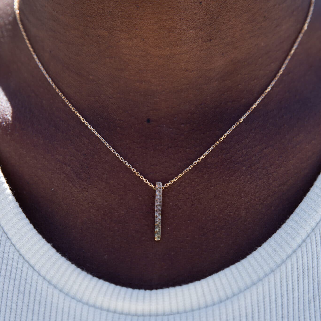 Collier Intiraymi Sarita porté et réalisé en or rose-champagne 18 carats Fairmined à Paris