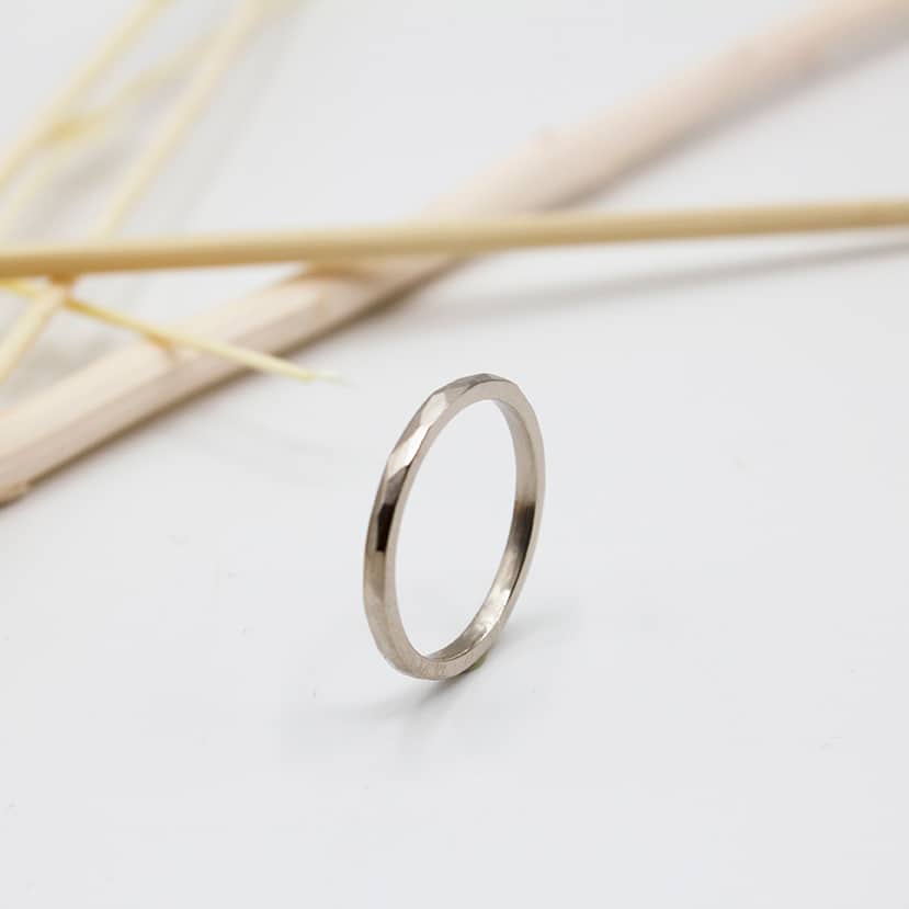 Alliance Nisma - ruban luxe 1,5 mm réalisée en or gris palladié 18 carats Fairmined à Paris