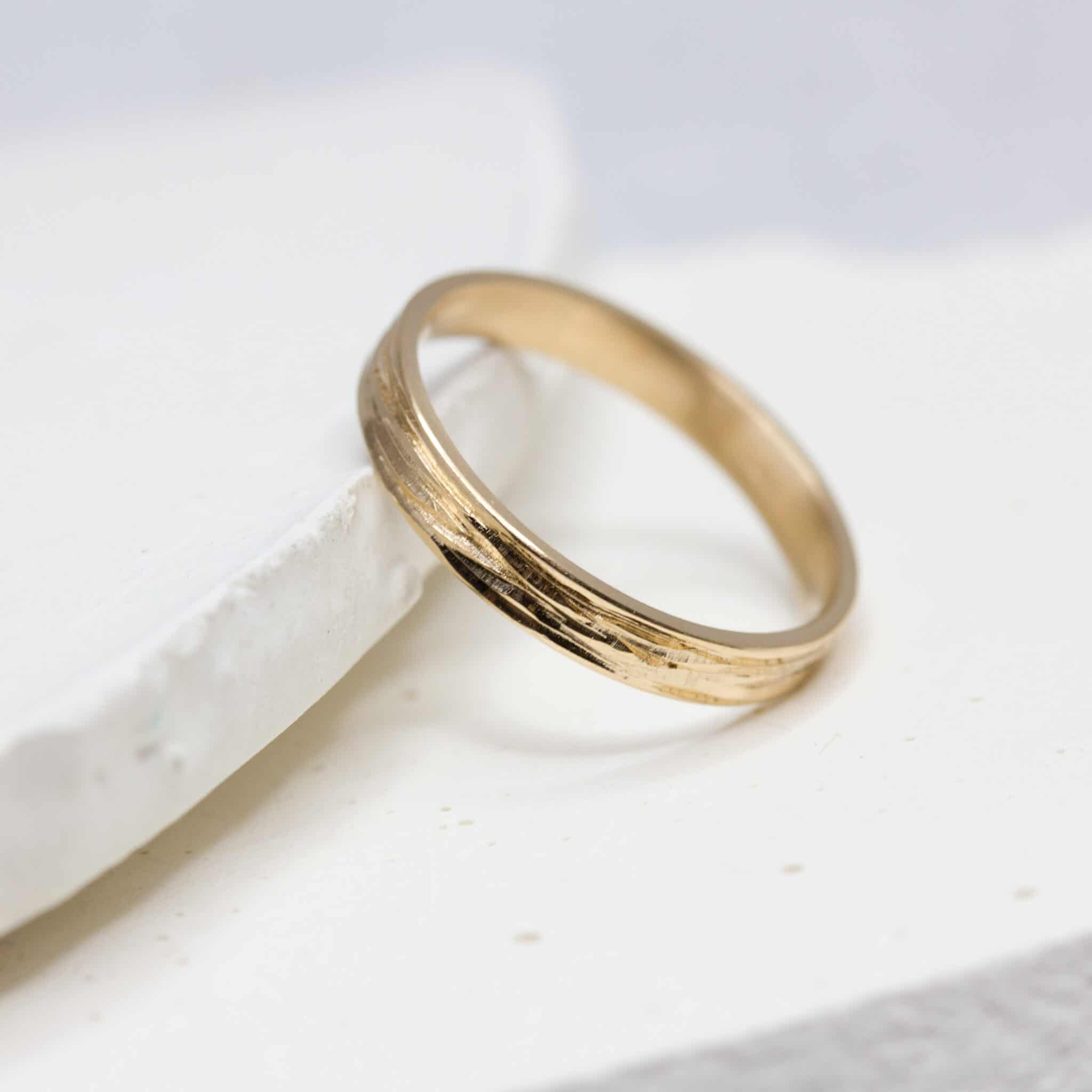 Alliance Amandier - ruban 3 mm réalisée en or rose-champagne 18 carats Fairmined à Paris