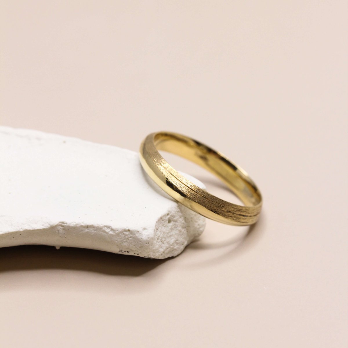 Alliance texturée en or jaune Fairmined.