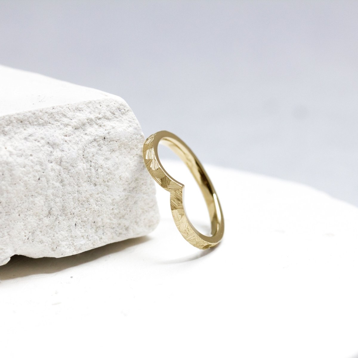 Bague Azur Staël réalisée en or rose-champagne 18 carats Fairmined dans notre atelier de joaillerie à Paris.