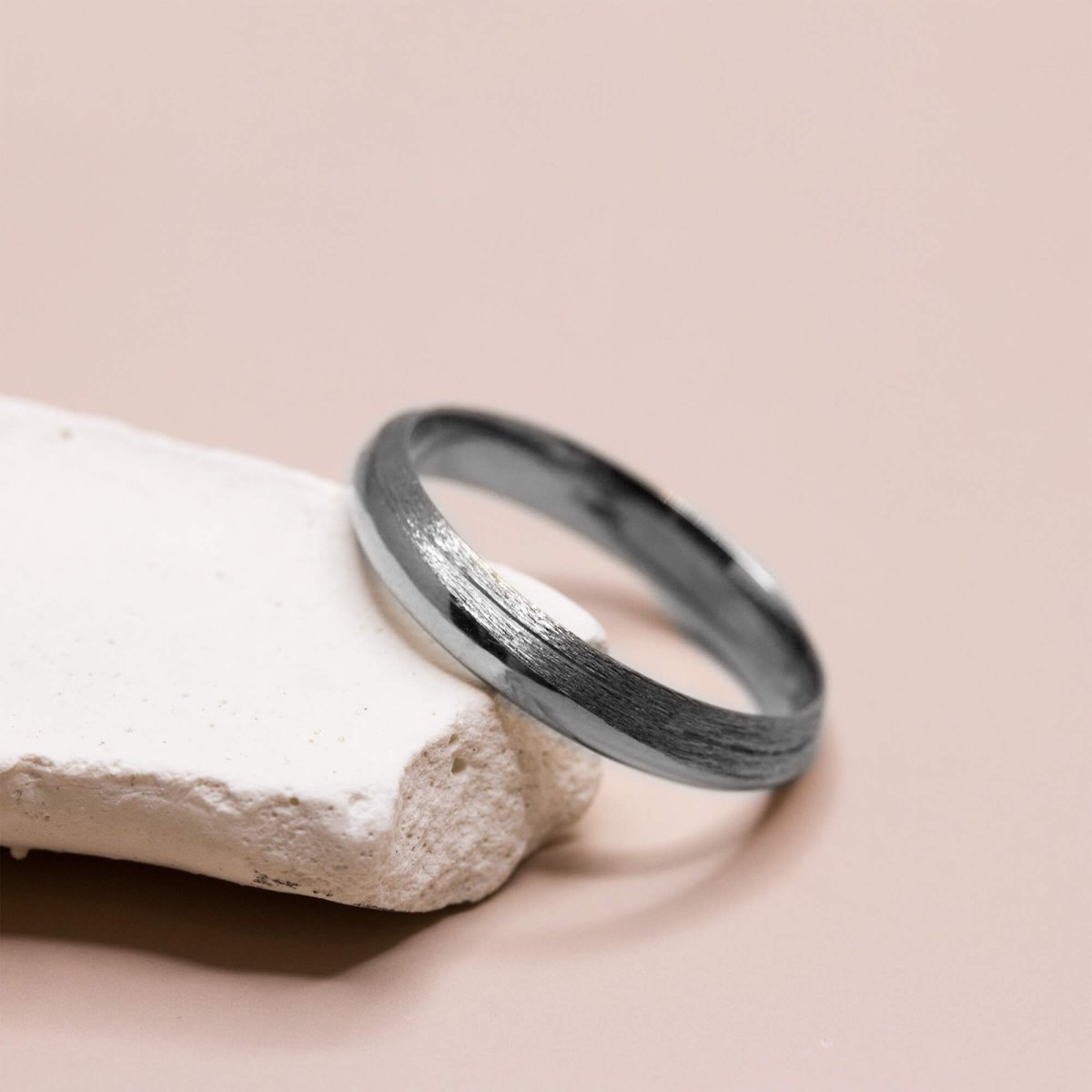 Alliance de mariage originale en or gris palladié 18 carats Fairmined.