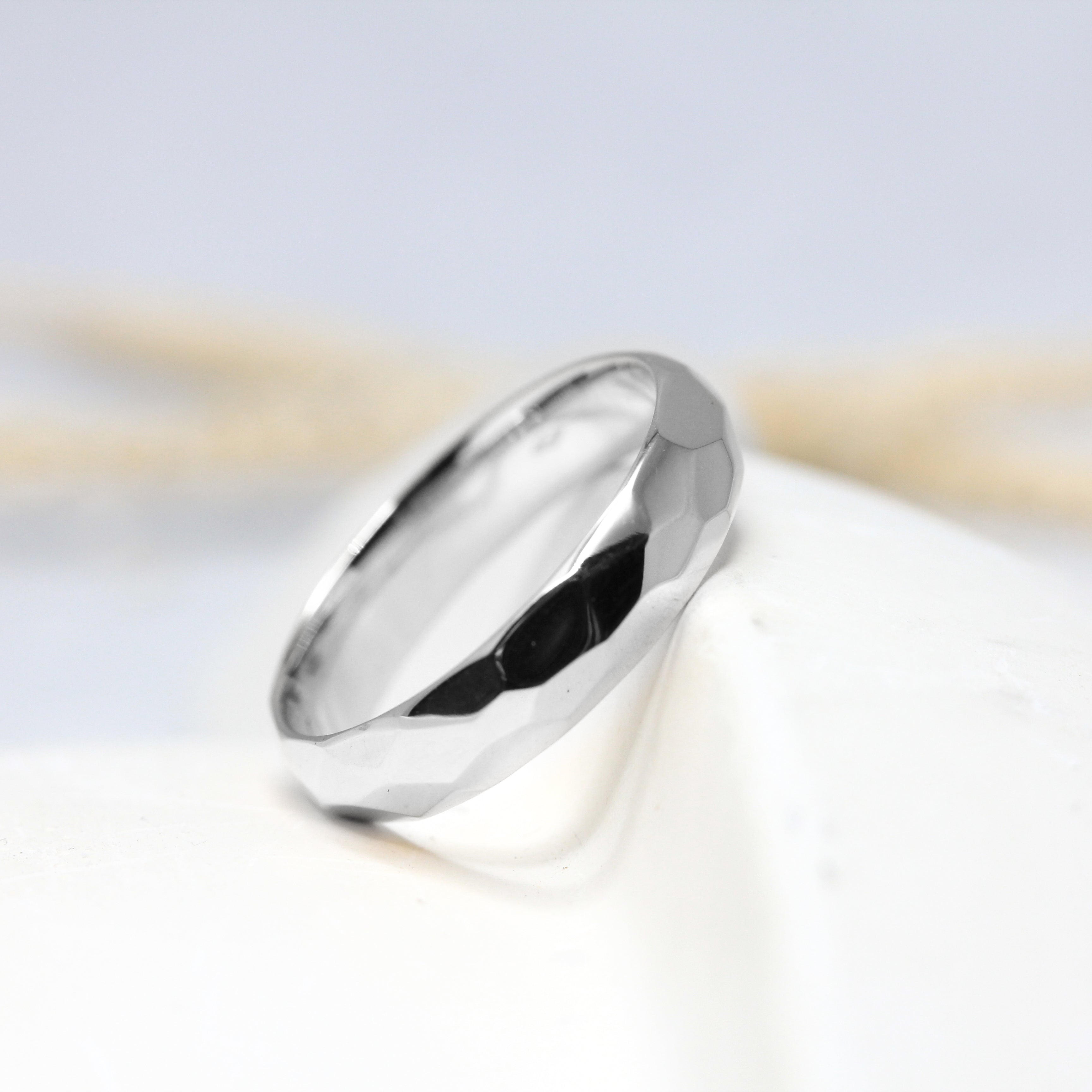 Alliance de mariage en or blanc équitable Fairmined. Fabrication artisanale à Paris.