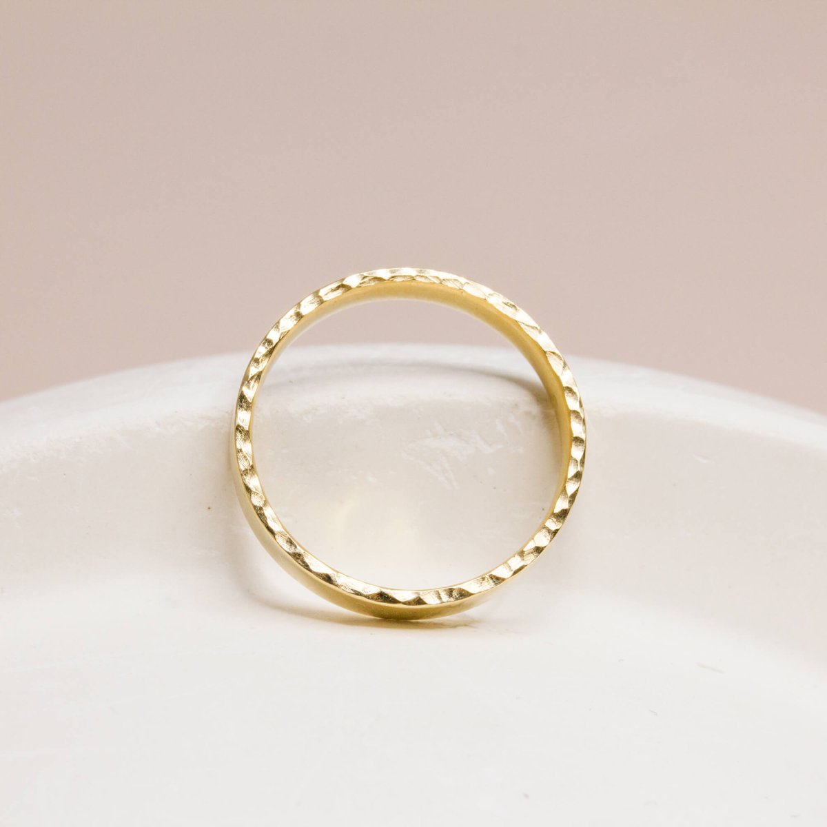 Alliance de mariage en or éthique.