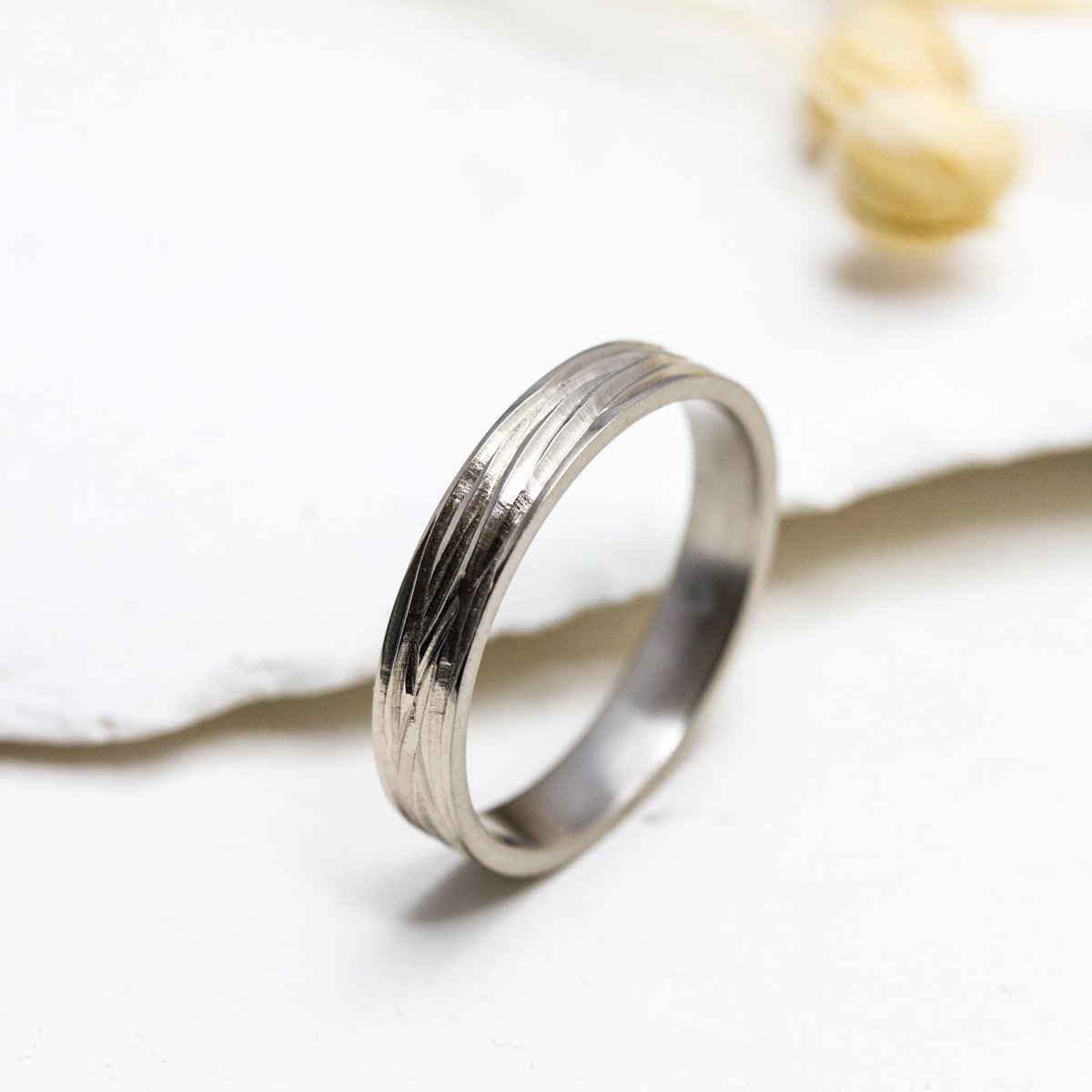 Alliance en or gris palladié 18 carats Fairmined.