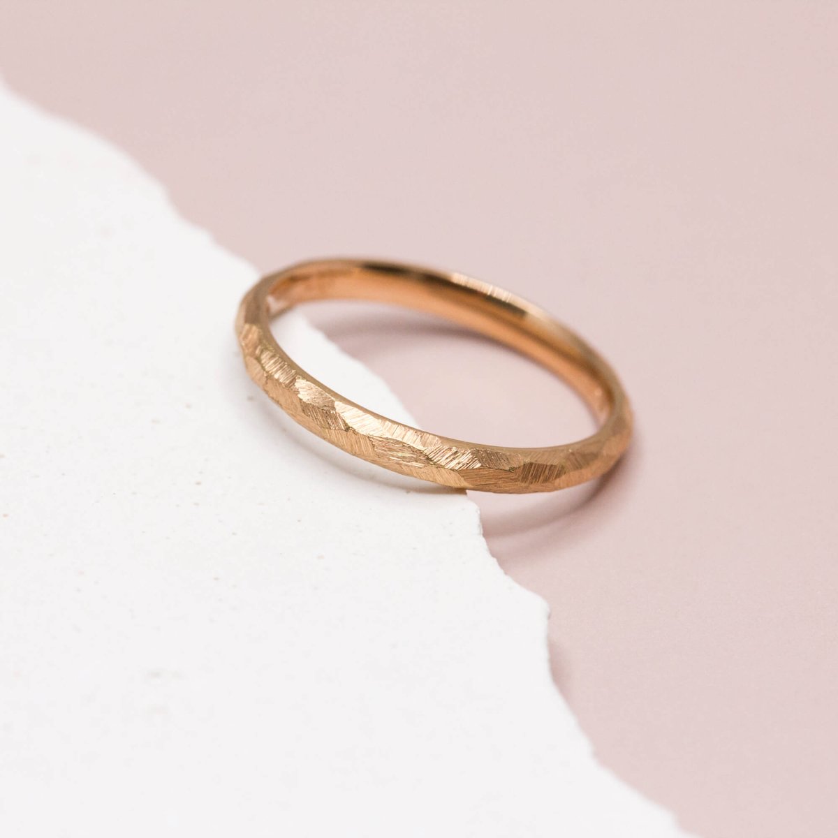 Alliance originale texturée en or rouge.