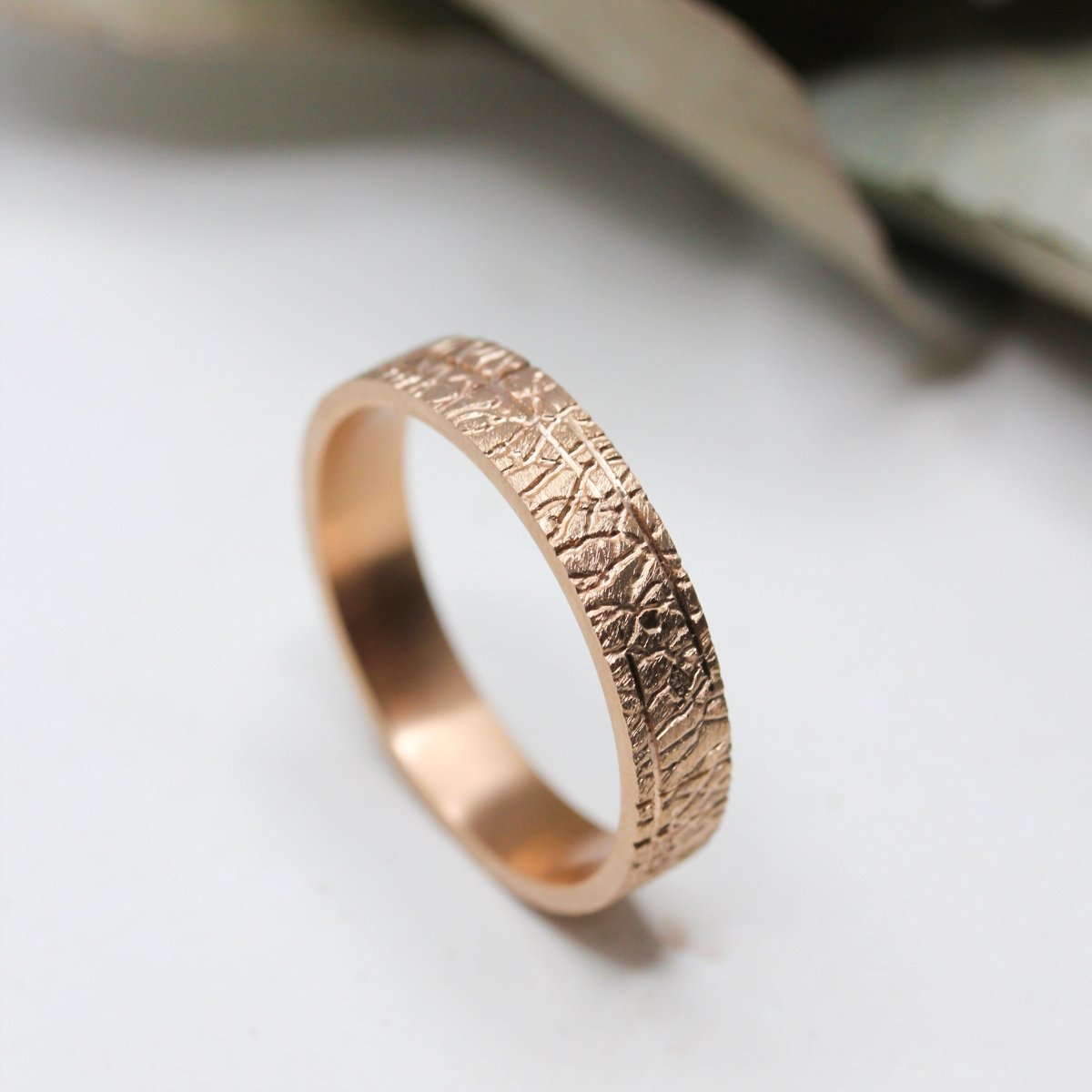 Alliance de mariage éco-responsable artisanale, fabriquée en France, dans notre atelier de joaillerie à Paris.