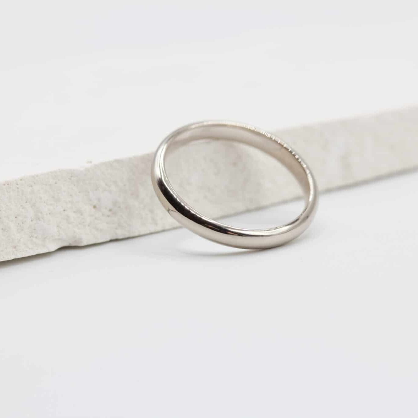 Alliance Ulysse - bombée 3 mm réalisée en or gris palladié 18 carats Fairmined à Paris