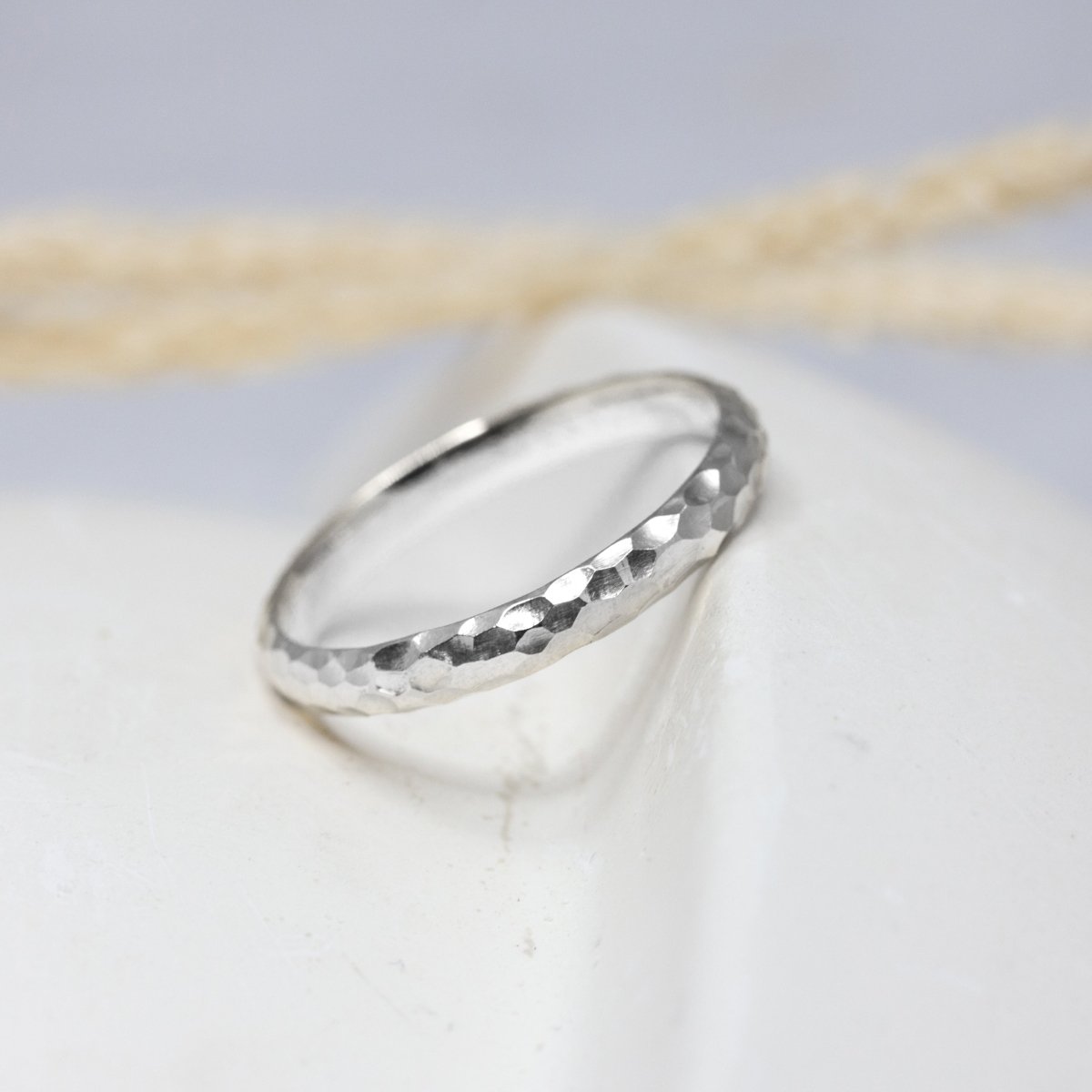 Alliance martelée en or blanc 18 carats Fairmined.