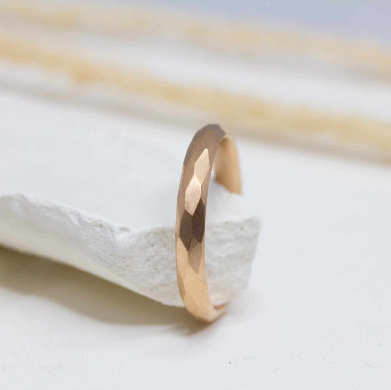 Alliance Nisma martelée demi-jonc 3 mm réalisée en or rouge 18 carats Fairmined à Paris