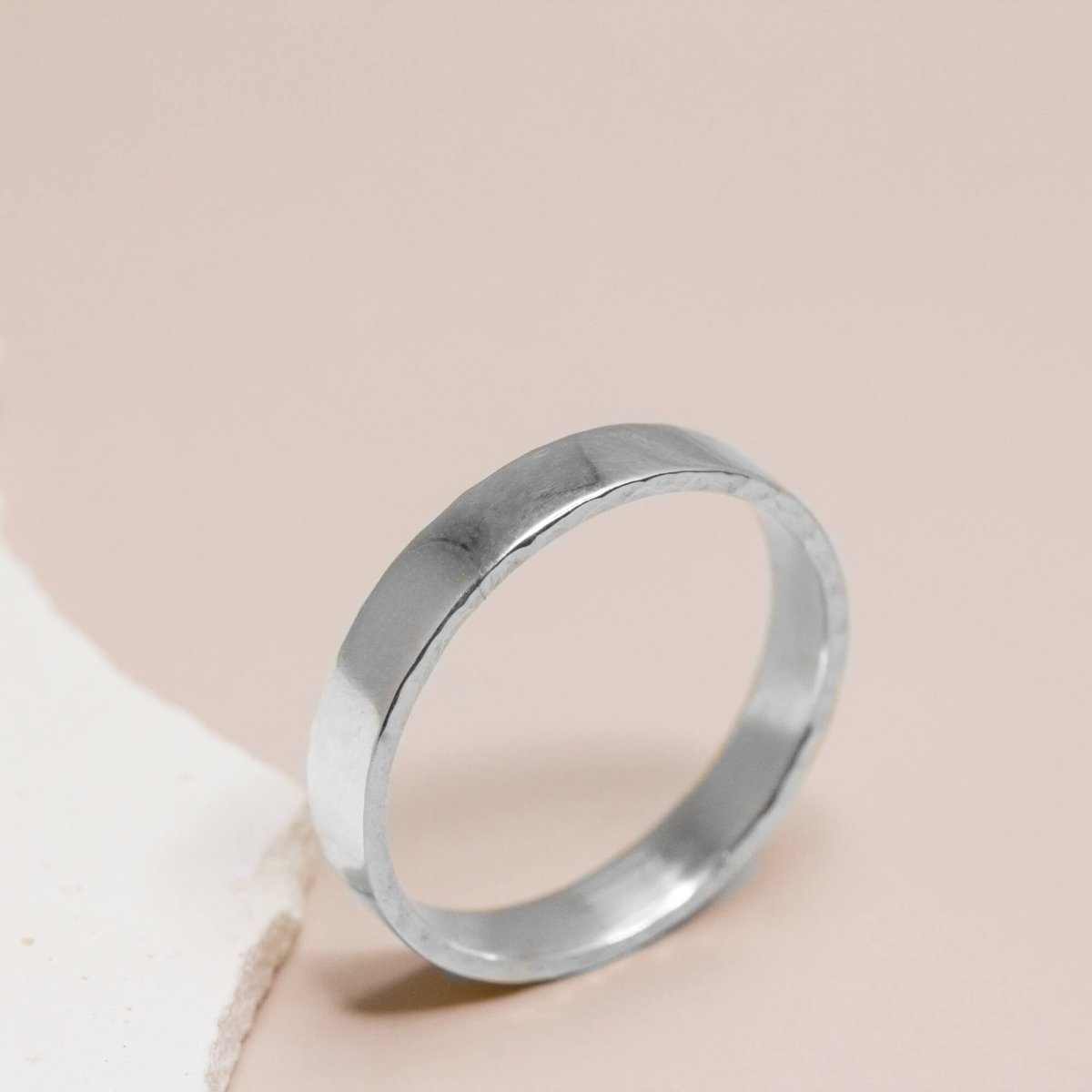 Bague de mariage en or blanc 18 carats Fairmined.